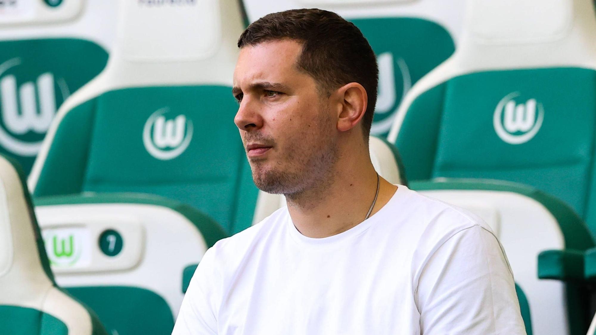 Nils Schmadtke sitzt beim Bundesliga-Spiel des VfL Wolfsburg gegen den FC Bayern München auf der Tribüne und beobachtet das Geschehen auf dem Rasen.