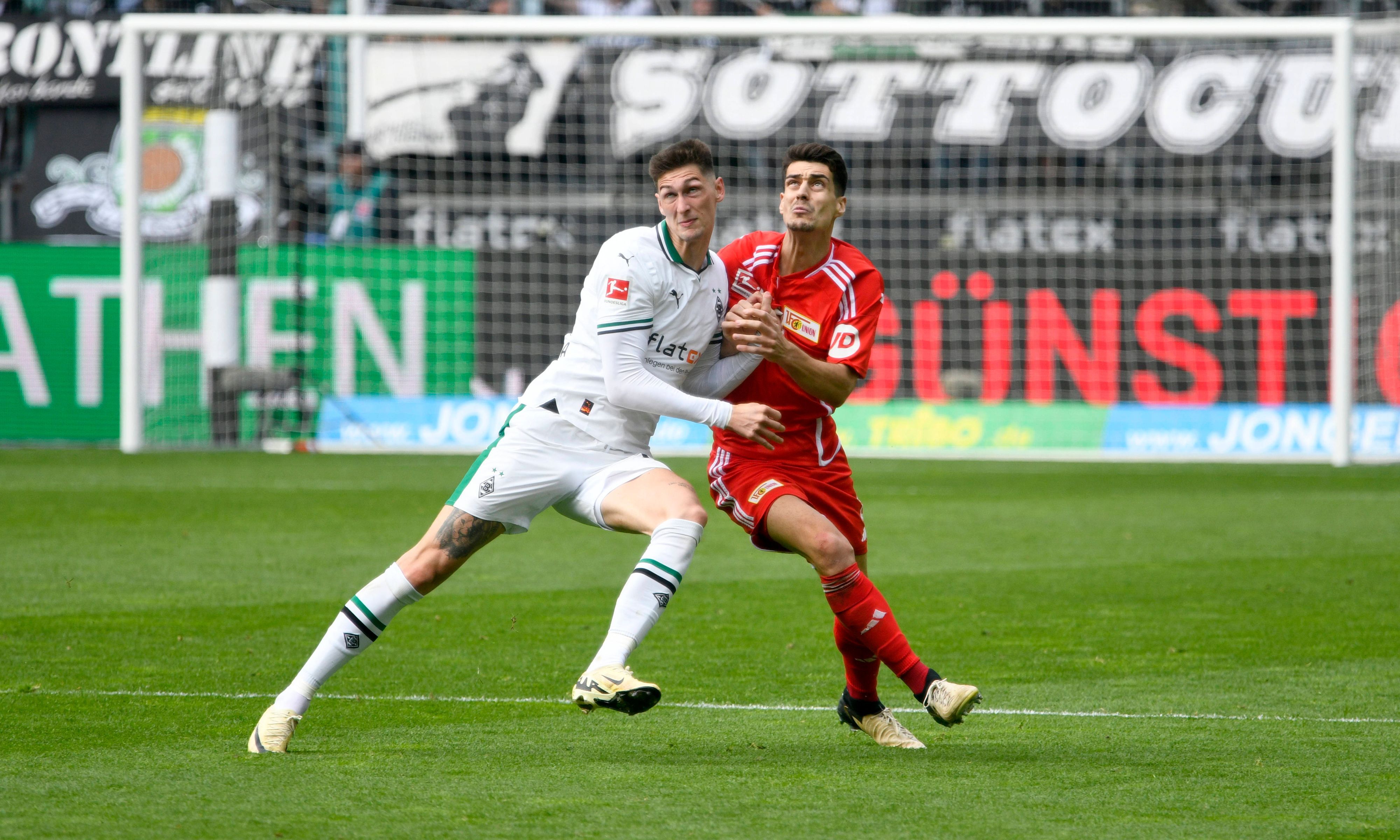 Borussia Mönchengladbachs Tomas Cvancara kämpft mit Union Berlins Diogo Leite um den Ball.