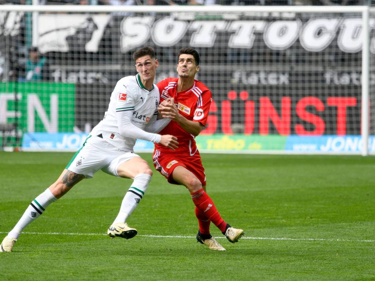 Borussia Mönchengladbachs Tomas Cvancara kämpft mit Union Berlins Diogo Leite um den Ball.