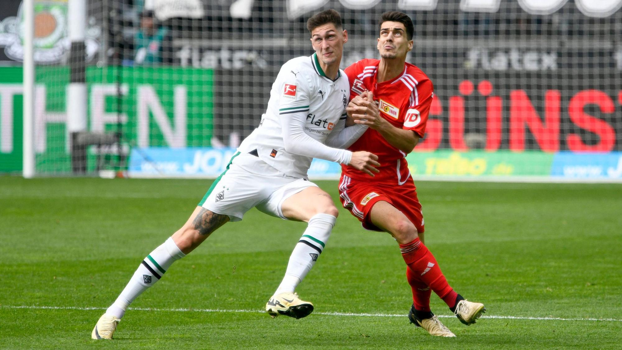 Borussia Mönchengladbachs Tomas Cvancara kämpft mit Union Berlins Diogo Leite um den Ball.