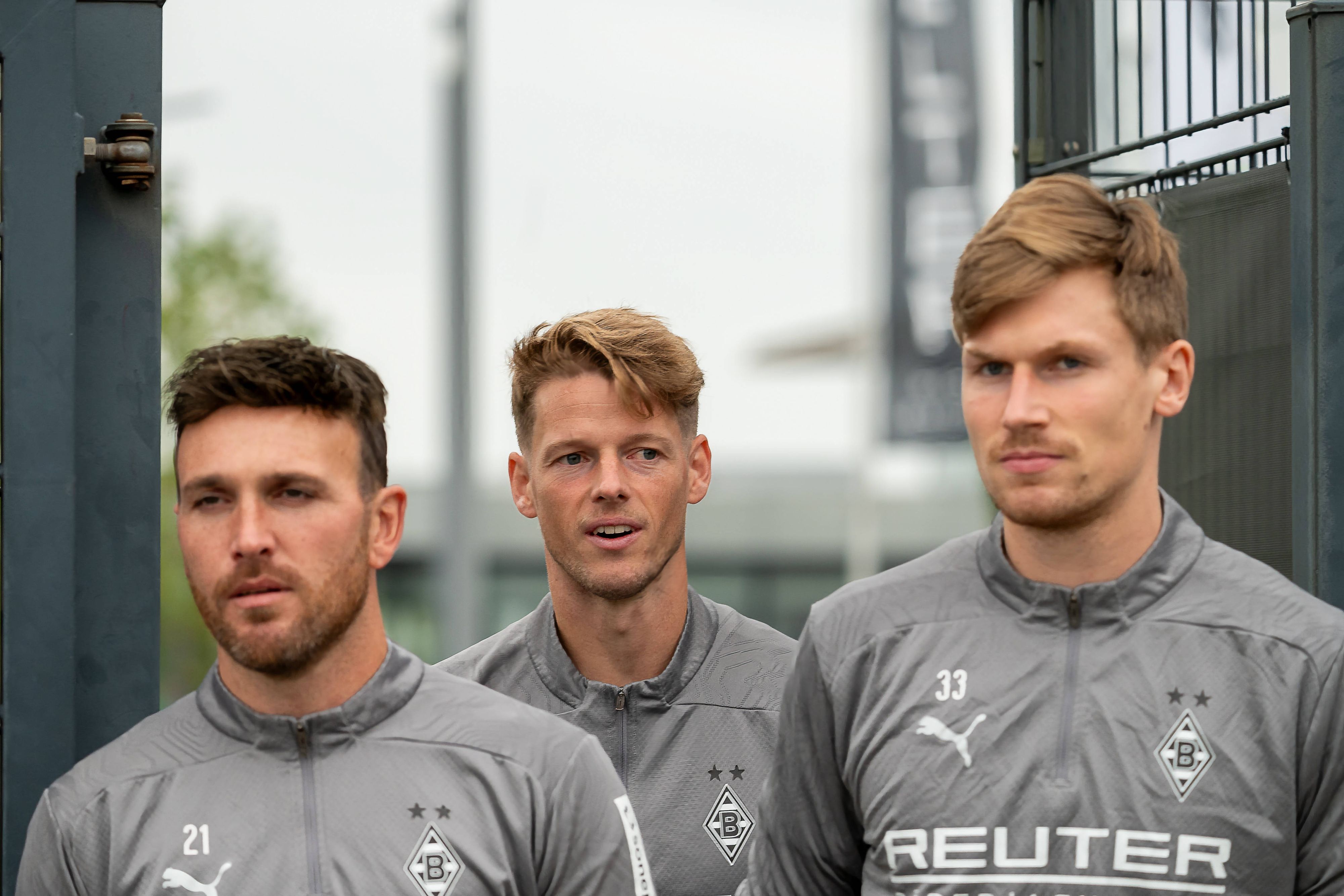 Die Keeper Tobias Sippel, Jonas Omlin und Moritz Nicolas auf dem Weg zum Training von Borussia Mönchengladbach.