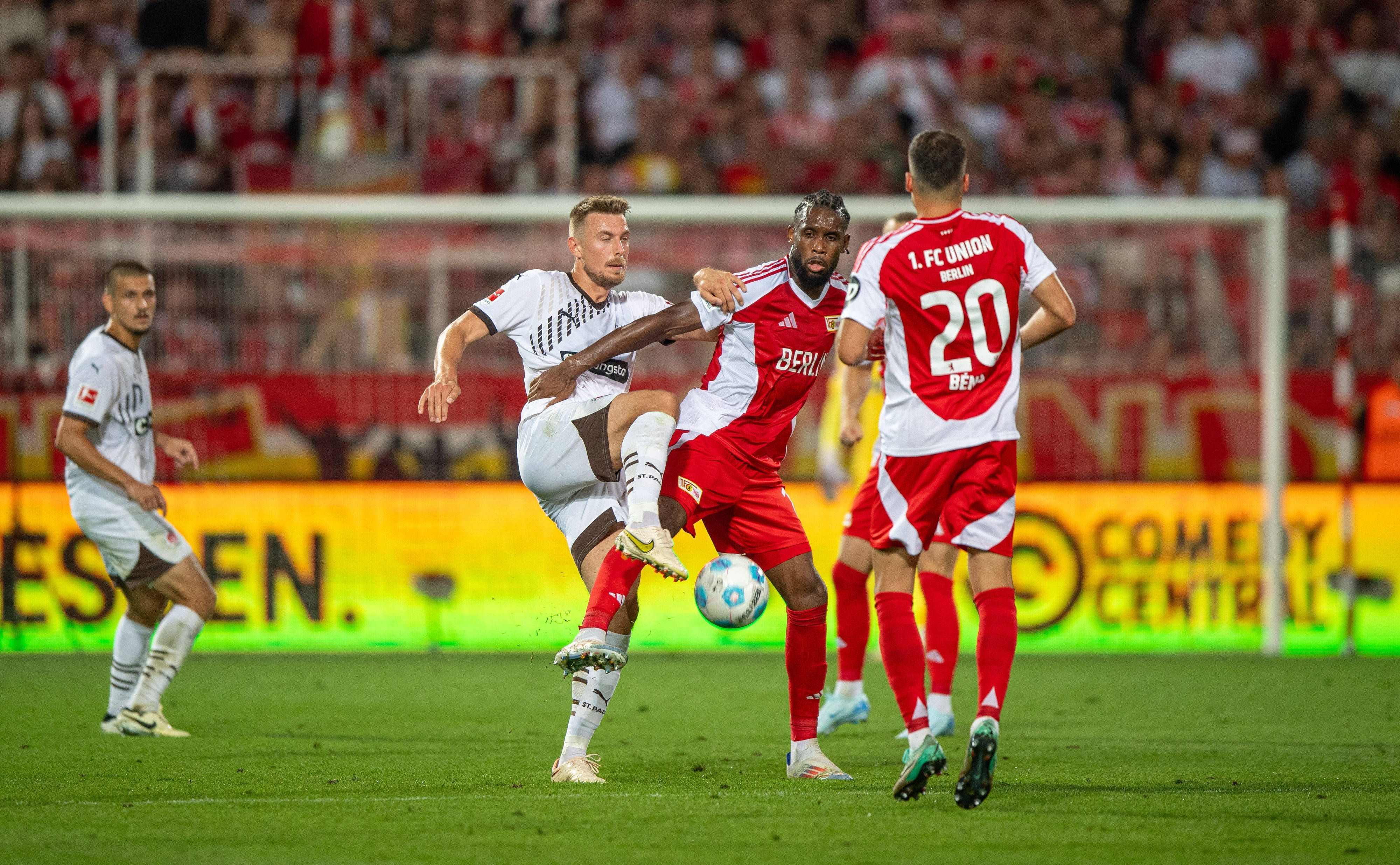 Union Berlins Jordan Siebatcheu kämpft mit Paulis Hauke Wahl um den Ball.