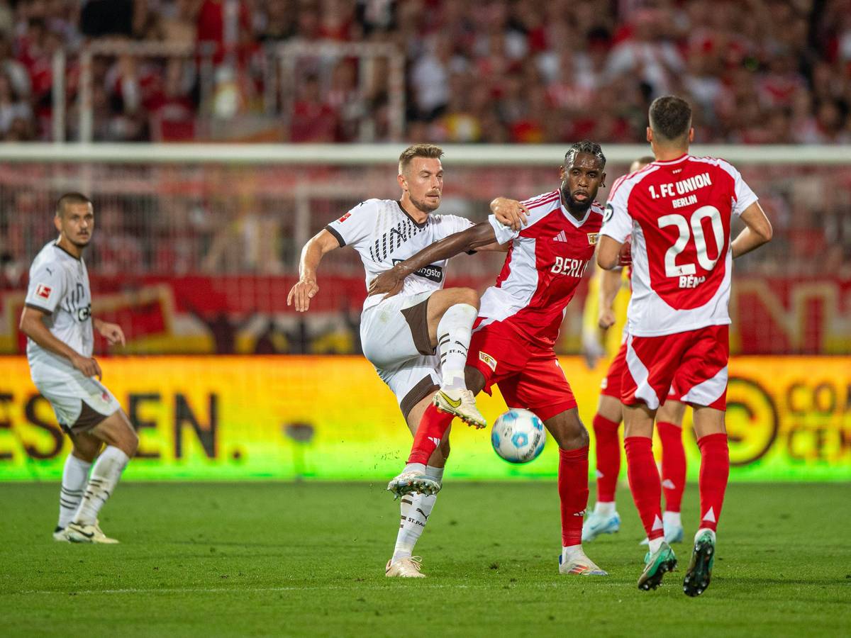 Union Berlins Jordan Siebatcheu kämpft mit Paulis Hauke Wahl um den Ball.