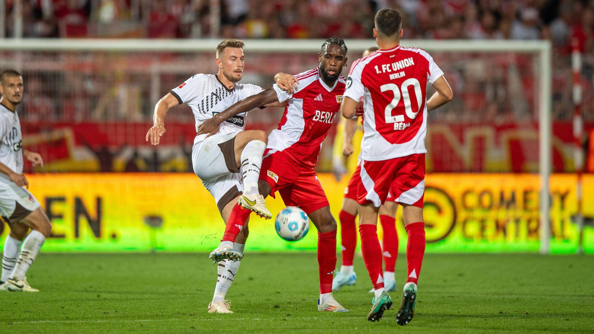 Union Berlins Jordan Siebatcheu kämpft mit Paulis Hauke Wahl um den Ball.