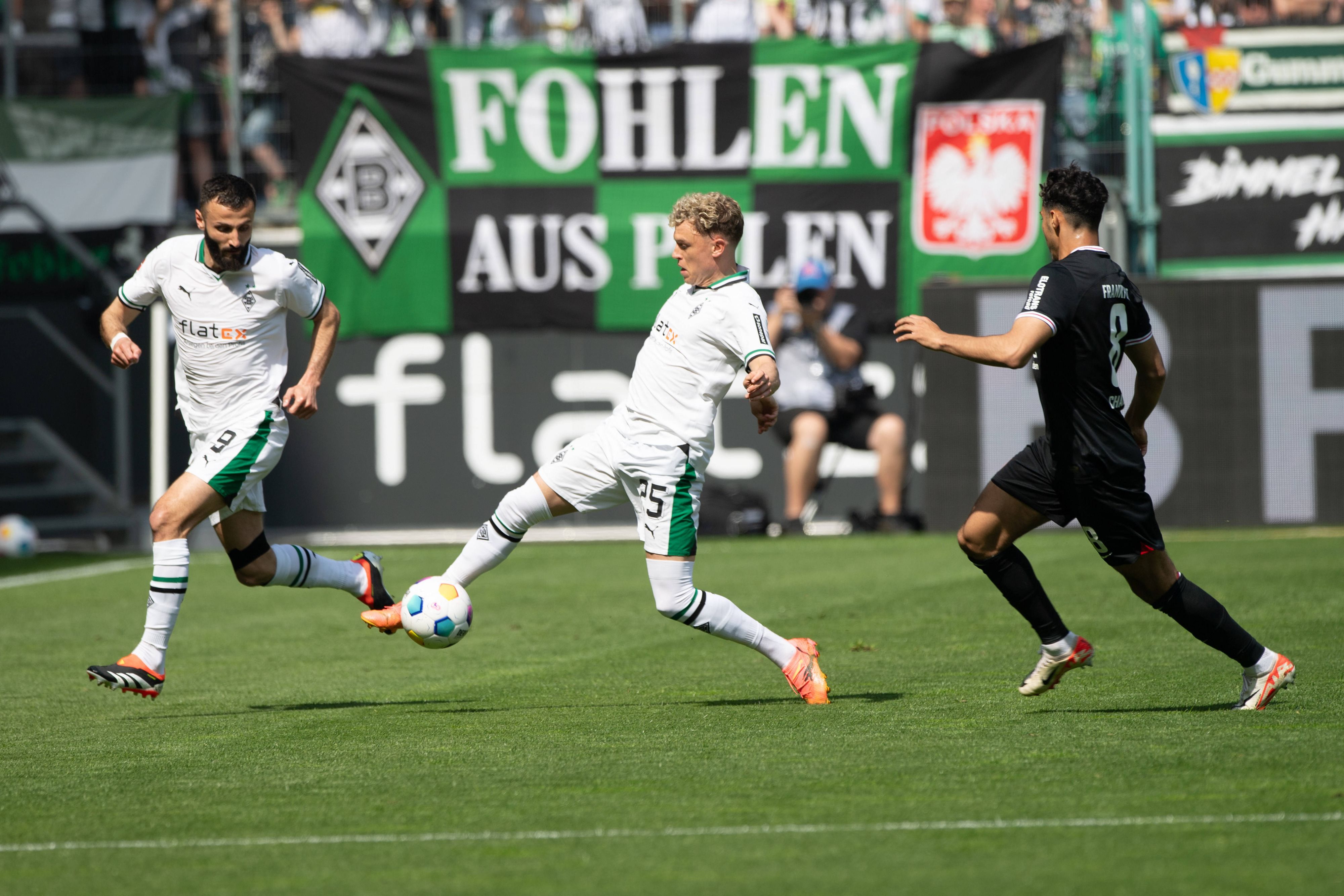 Gladbachs Robin Hack führt im Bundesliga-Spiel gegen Eintracht Frankfurt den Ball, Teamkollege Franck Honorat beobachtet die Szene.