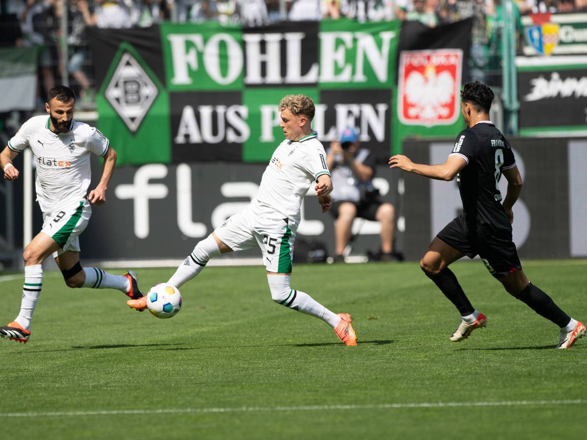 Gladbachs Robin Hack führt im Bundesliga-Spiel gegen Eintracht Frankfurt den Ball, Teamkollege Franck Honorat beobachtet die Szene.