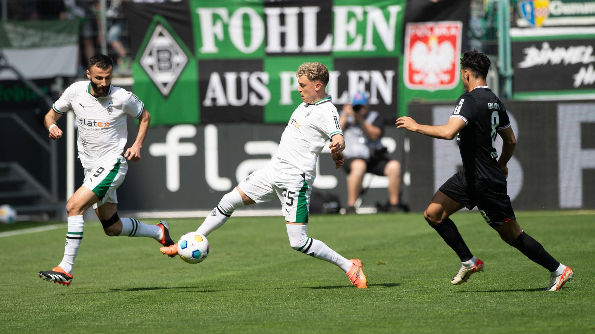 Gladbachs Robin Hack führt im Bundesliga-Spiel gegen Eintracht Frankfurt den Ball, Teamkollege Franck Honorat beobachtet die Szene.