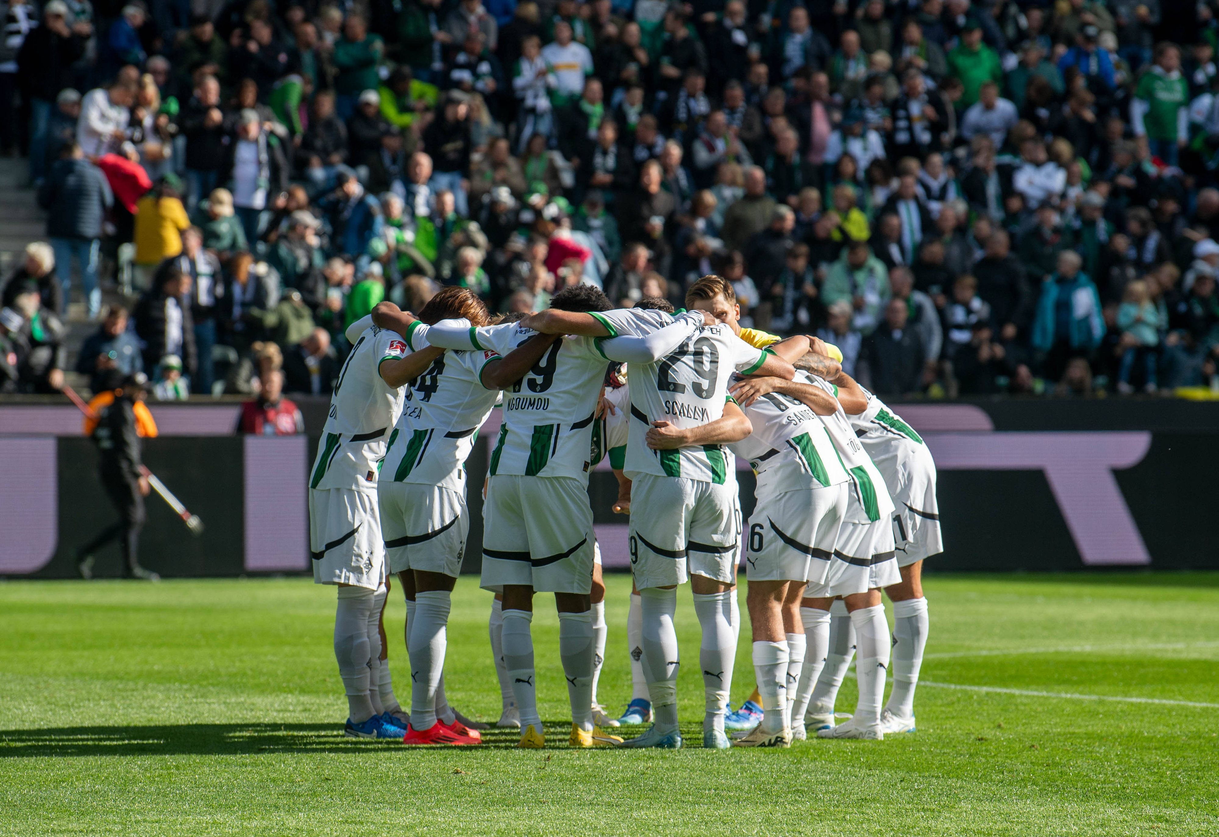 Die Spieler von Borussia Mönchengladbach bilden einen Kreis.