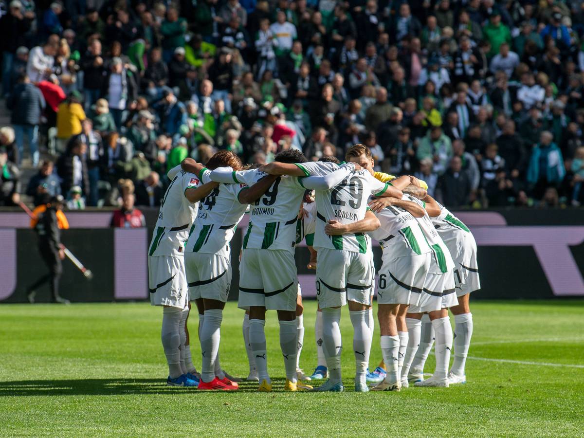 Die Spieler von Borussia Mönchengladbach bilden einen Kreis.