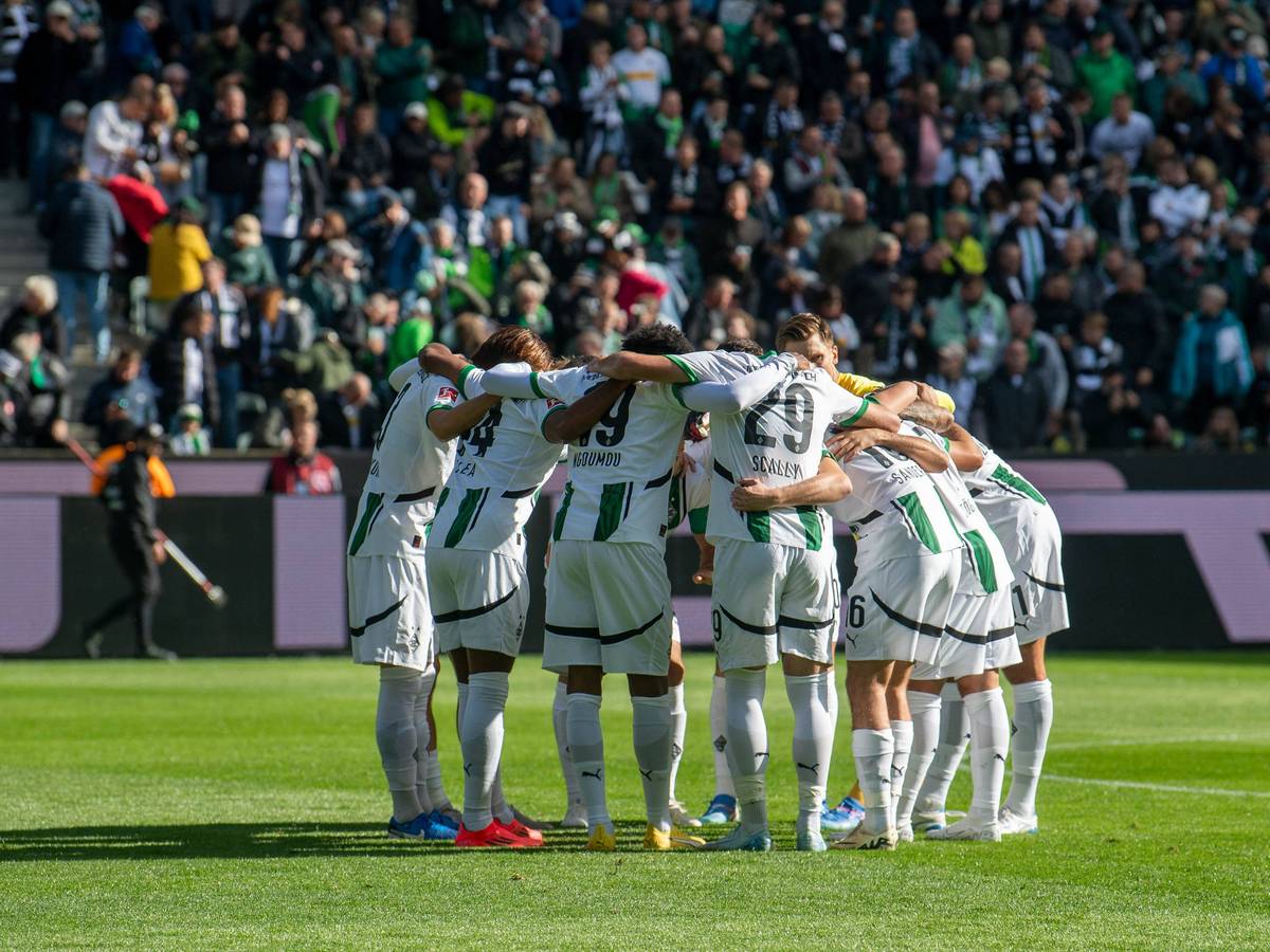 Die Spieler von Borussia Mönchengladbach bilden einen Kreis.