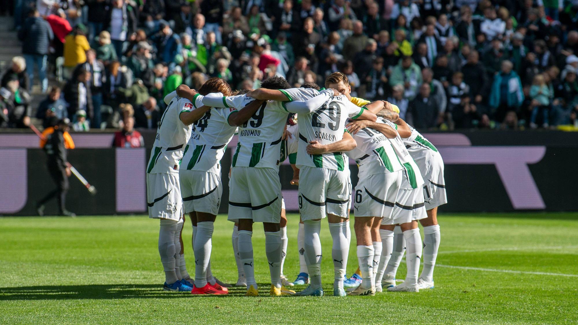 Die Spieler von Borussia Mönchengladbach bilden einen Kreis.