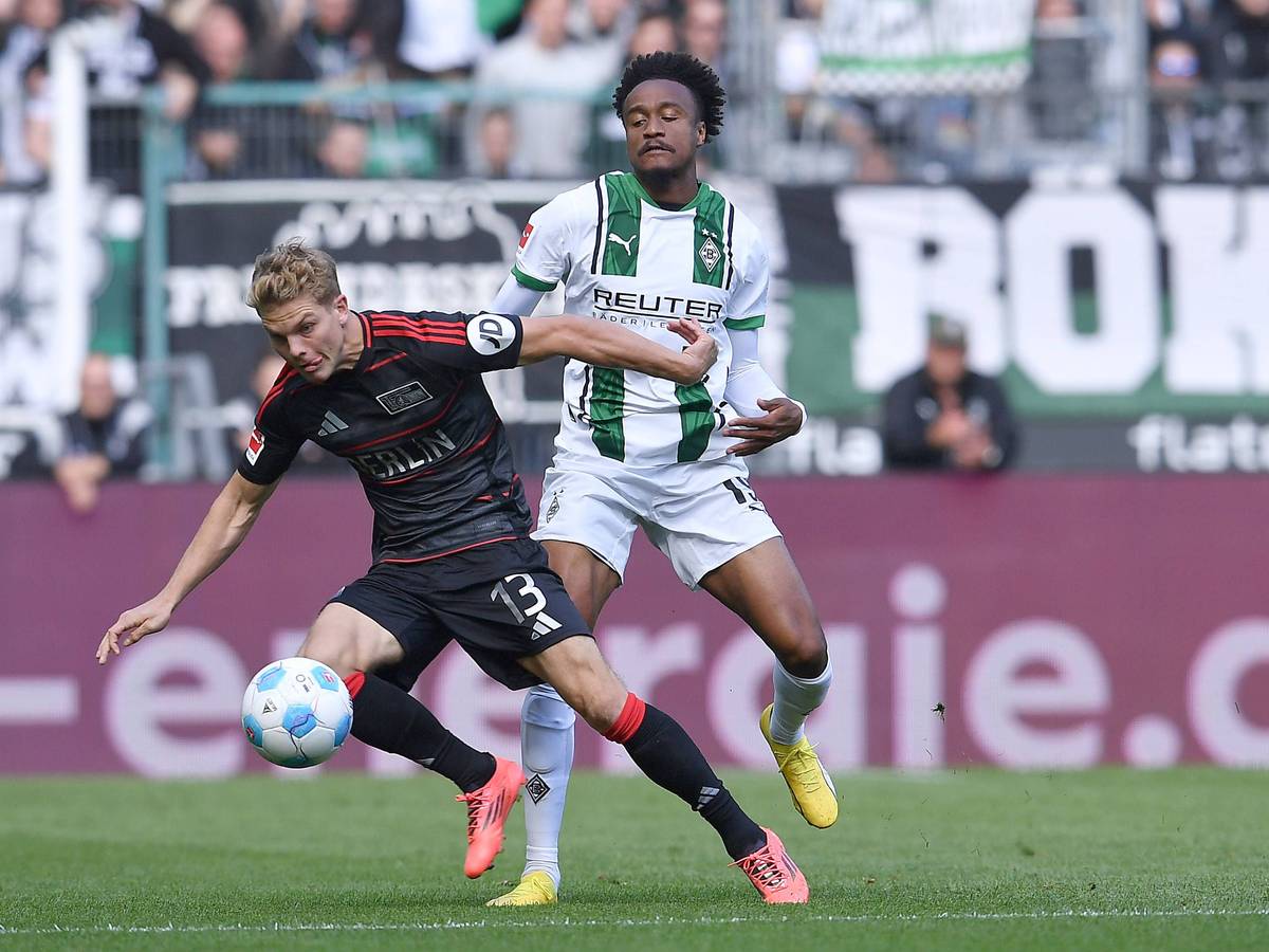 Borussia Mönchengladbachs Nathan Ngoumou und Union Berlins Andras Schäfer kämpfen um den Ball.