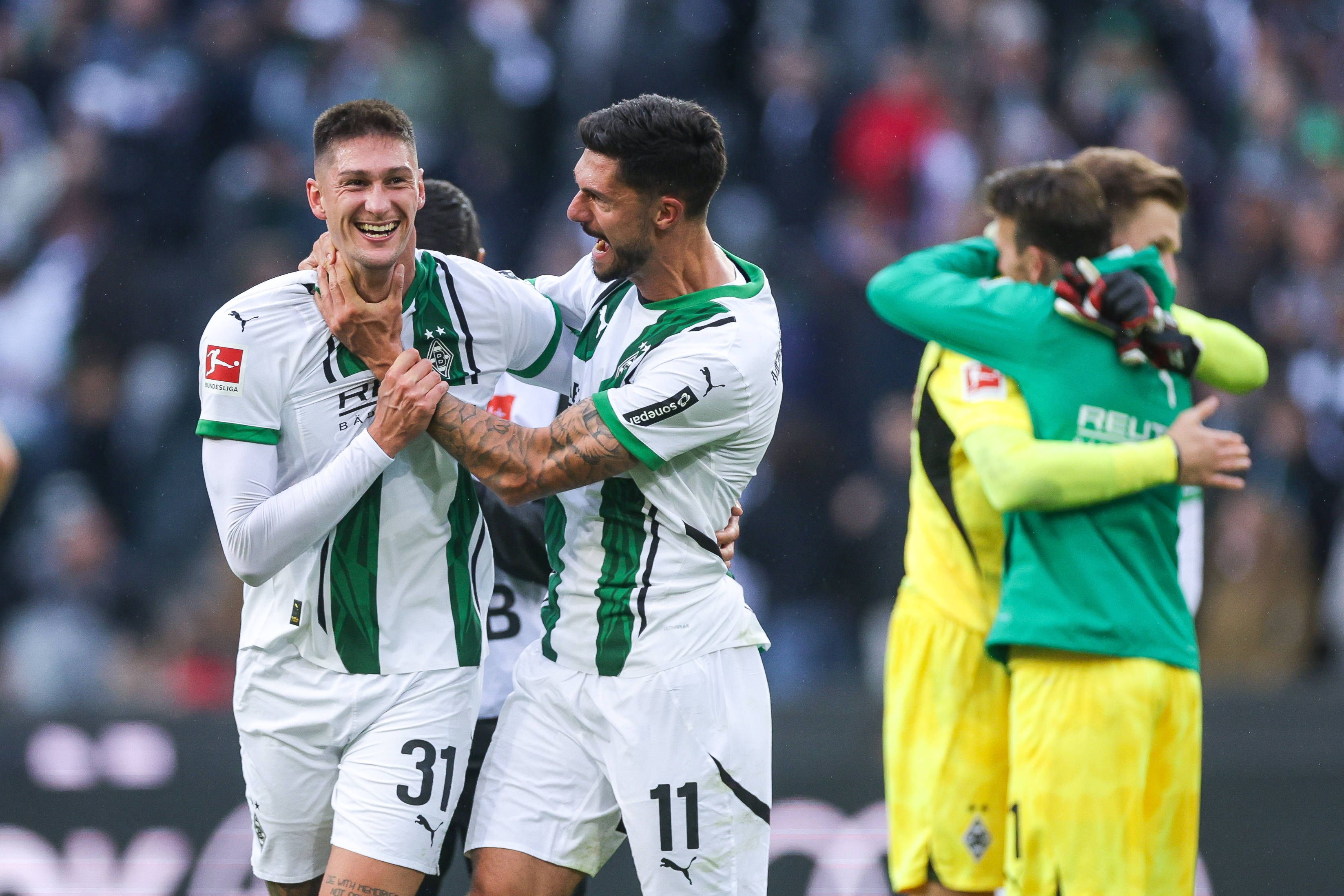 Borussia Mönchengladbachs Tim Kleindienst jubelt mit Teamkollege Tomas Cvancara nach dessen Treffer zum 1:0 im Heimspiel gegen Union Berlin.