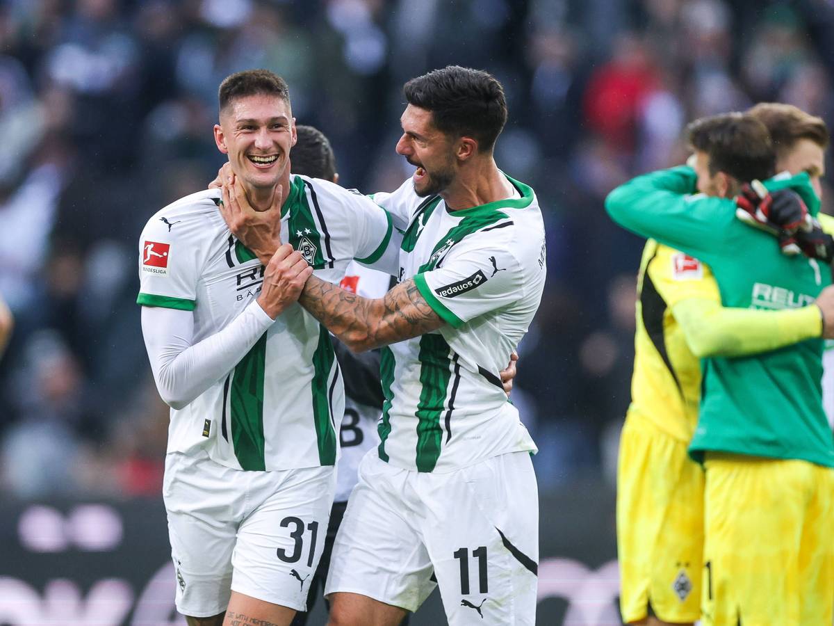 Borussia Mönchengladbachs Tim Kleindienst jubelt mit Teamkollege Tomas Cvancara nach dessen Treffer zum 1:0 im Heimspiel gegen Union Berlin.