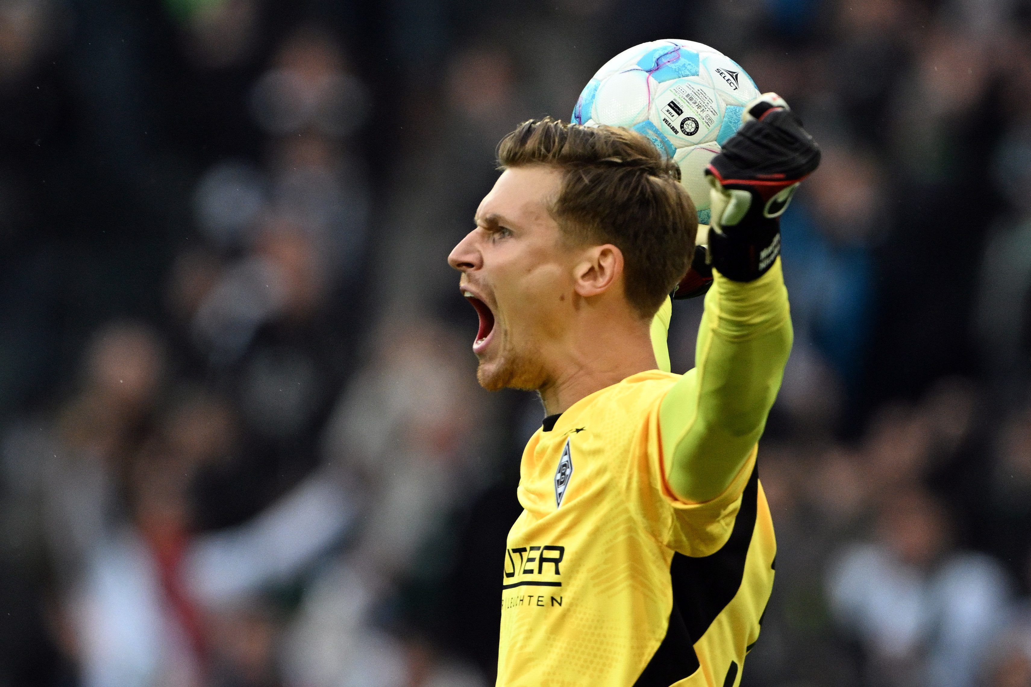 Borussia Mönchengladbachs Torwart Moritz Nicolas bejubelt den 1:0-Sieg gegen Union Berlin mit erhobenen Fäusten.