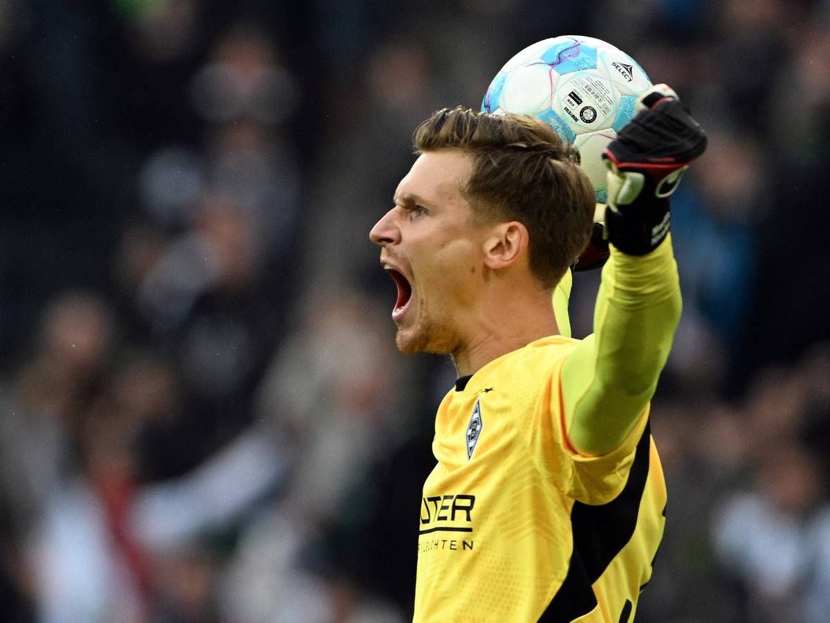 Borussia Mönchengladbachs Torwart Moritz Nicolas bejubelt den 1:0-Sieg gegen Union Berlin mit erhobenen Fäusten.
