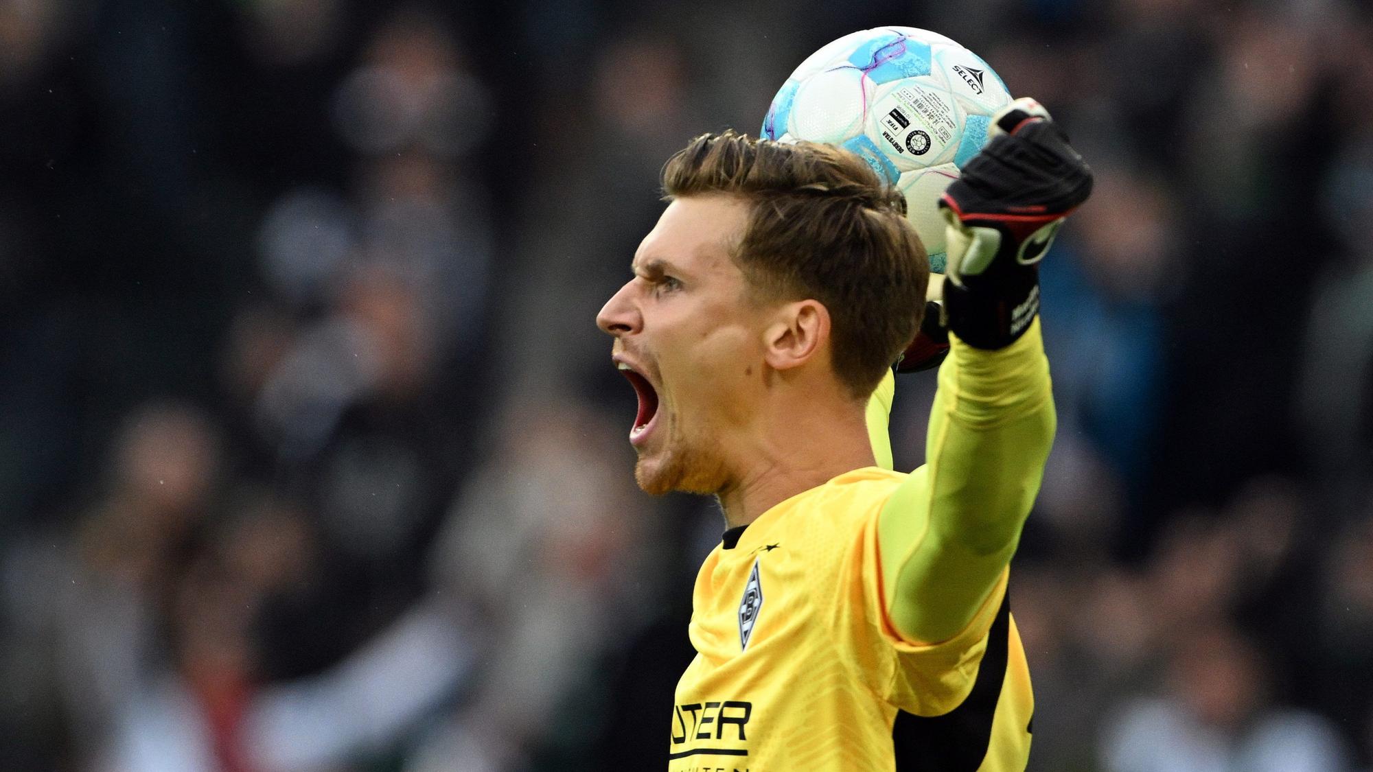 Borussia Mönchengladbachs Torwart Moritz Nicolas bejubelt den 1:0-Sieg gegen Union Berlin mit erhobenen Fäusten.