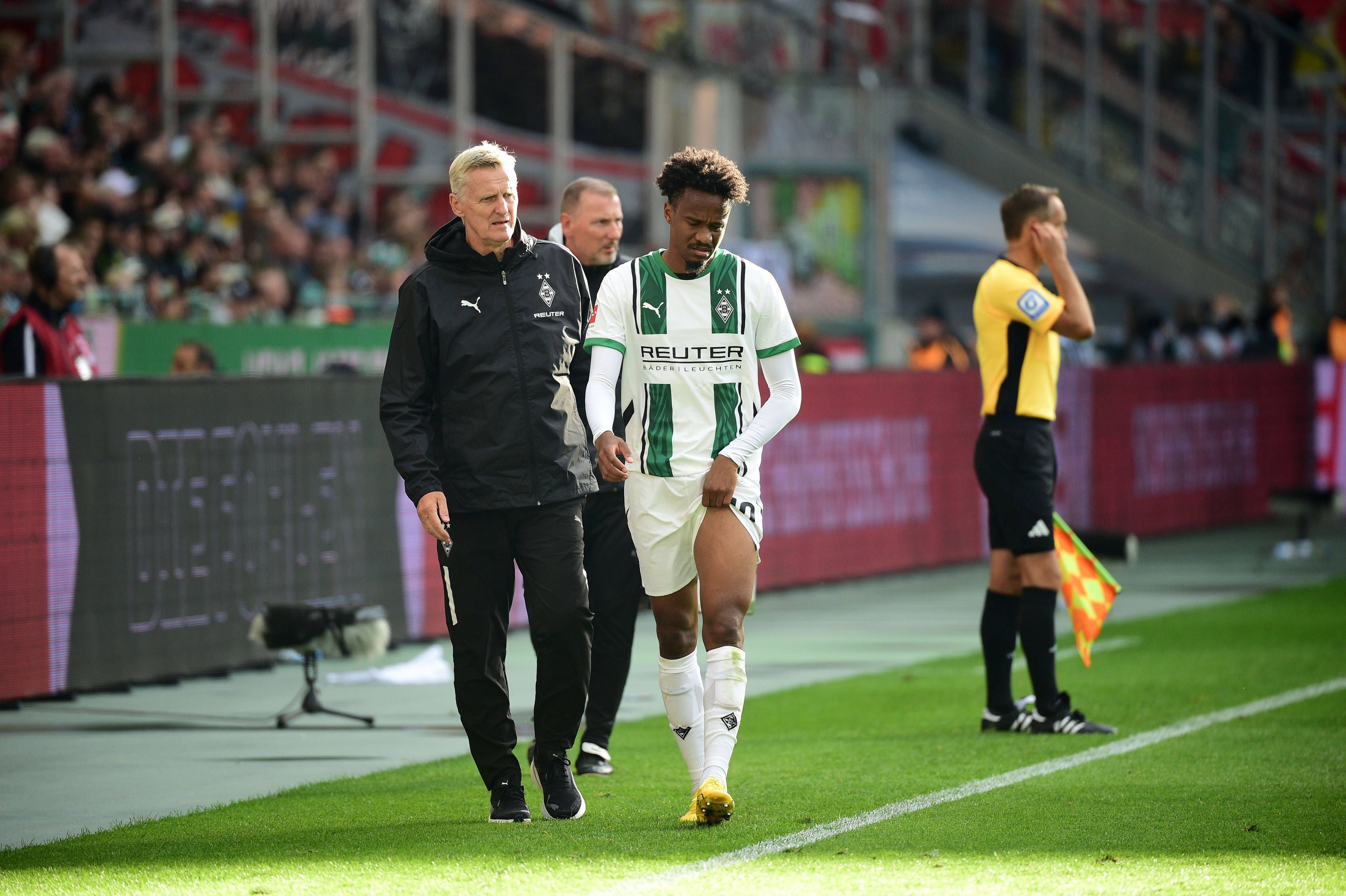 Borussia Mönchengladbachs Nathan Ngoumou geht nach seiner Auswechslung vom Platz und hält sich den linken Oberschenkel.