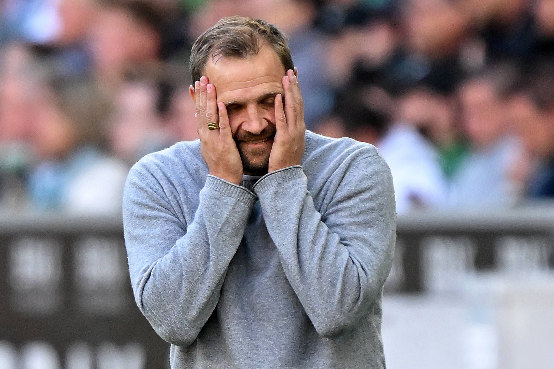 Union Berlins Trainer Bo Svensson schlägt im Spiel bei Borussia Mönchengladbach die Hände vor dem Gesicht zusammen.