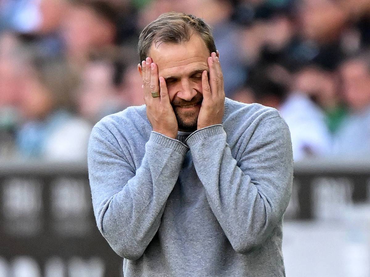 Union Berlins Trainer Bo Svensson schlägt im Spiel bei Borussia Mönchengladbach die Hände vor dem Gesicht zusammen.
