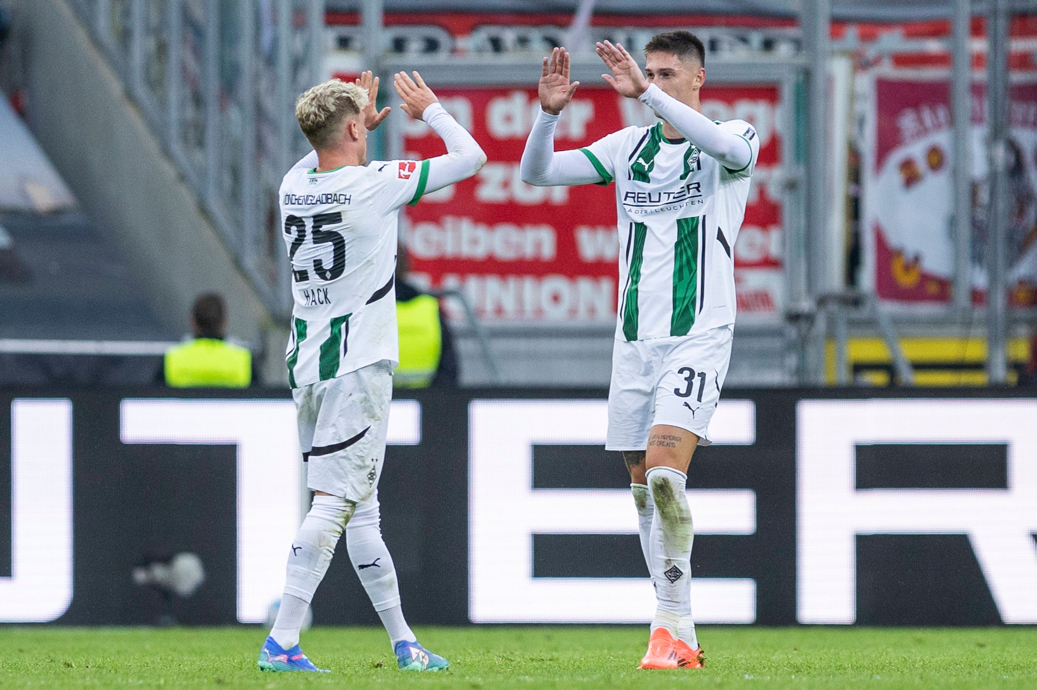 Robin Hack und Tomas Cvancara klatschen sich erleichtert ab.