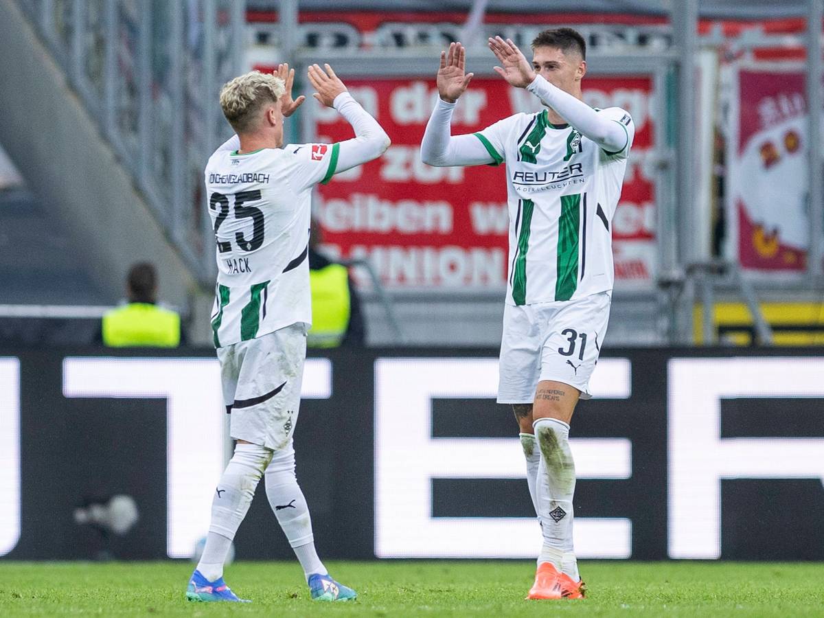 Robin Hack und Tomas Cvancara klatschen sich erleichtert ab.