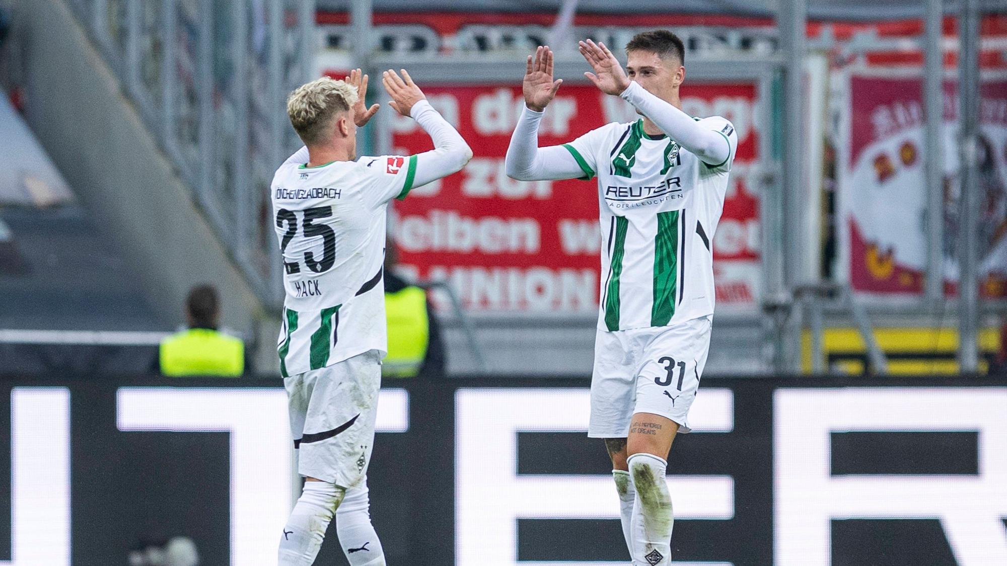 Robin Hack und Tomas Cvancara klatschen sich erleichtert ab.