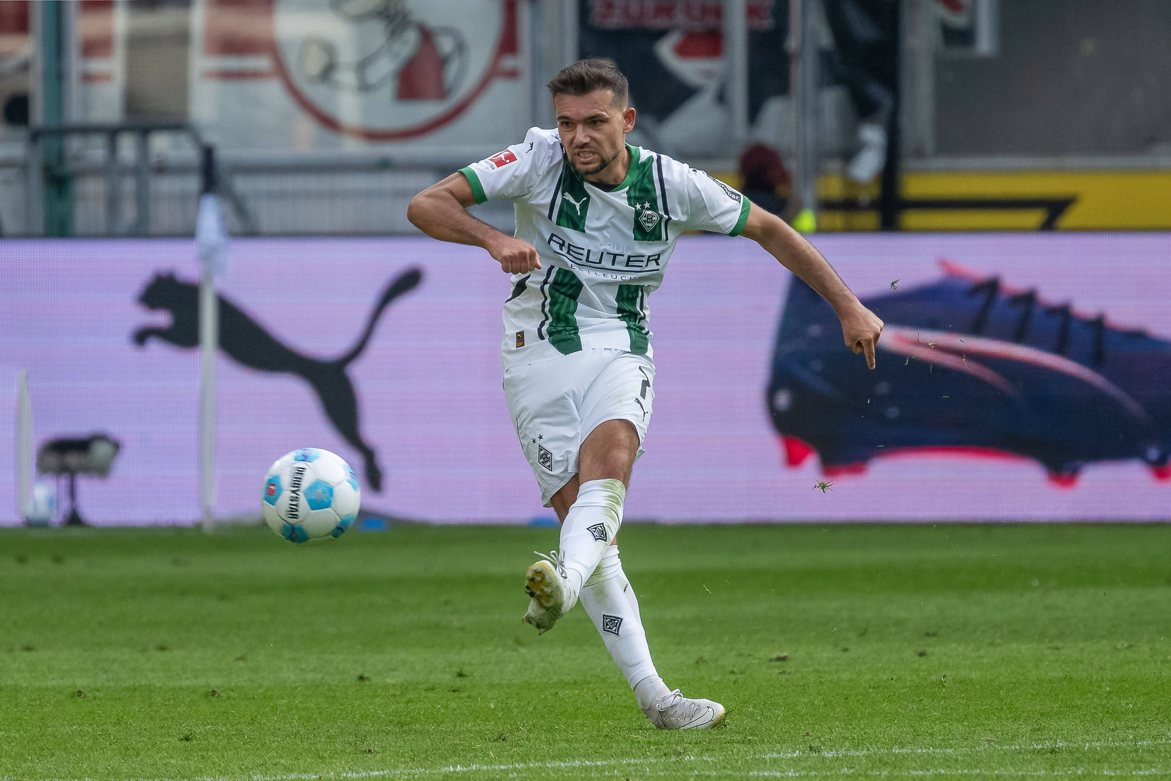 Kevin Stöger flankt den Ball.