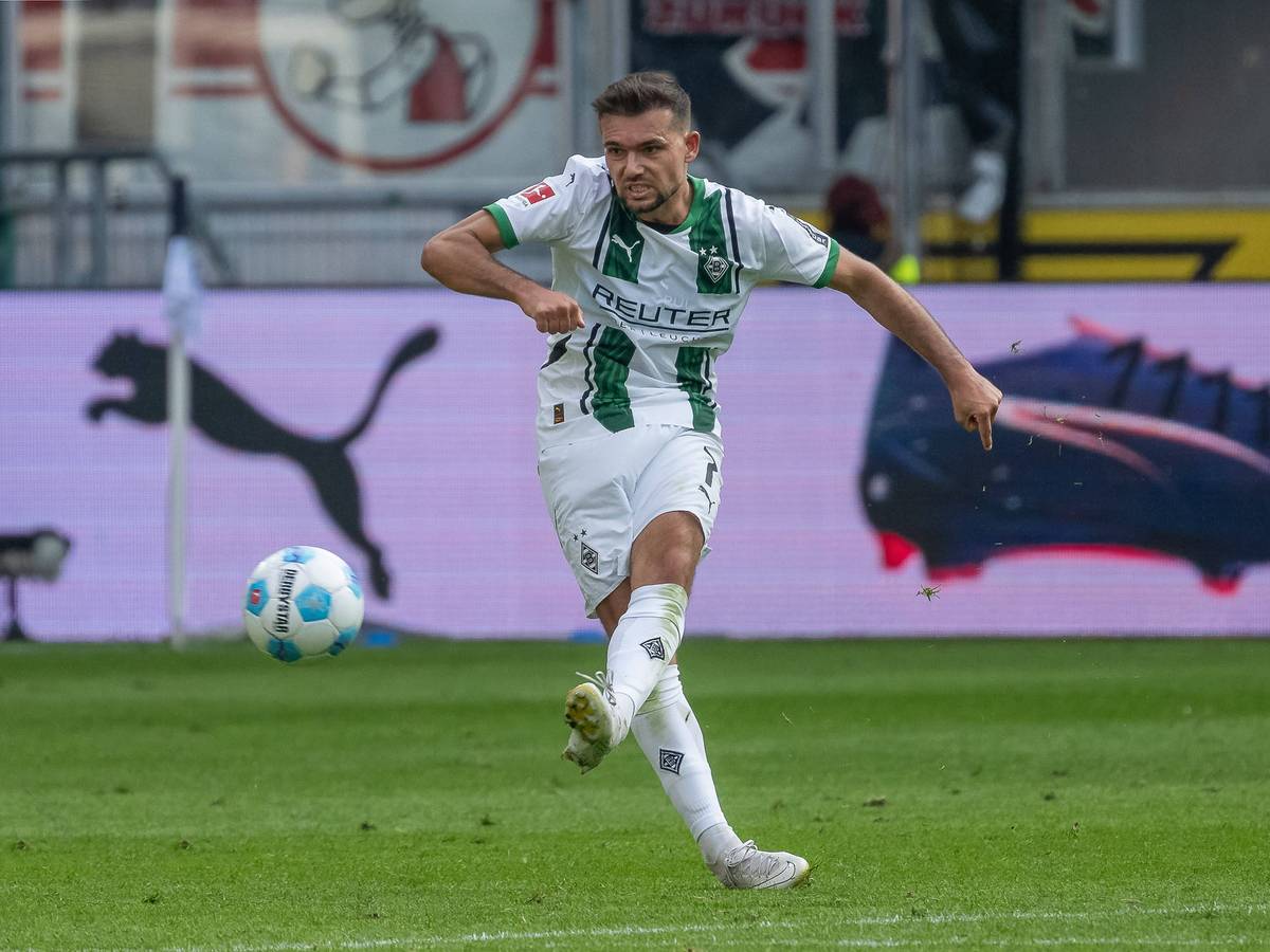 Kevin Stöger flankt den Ball.