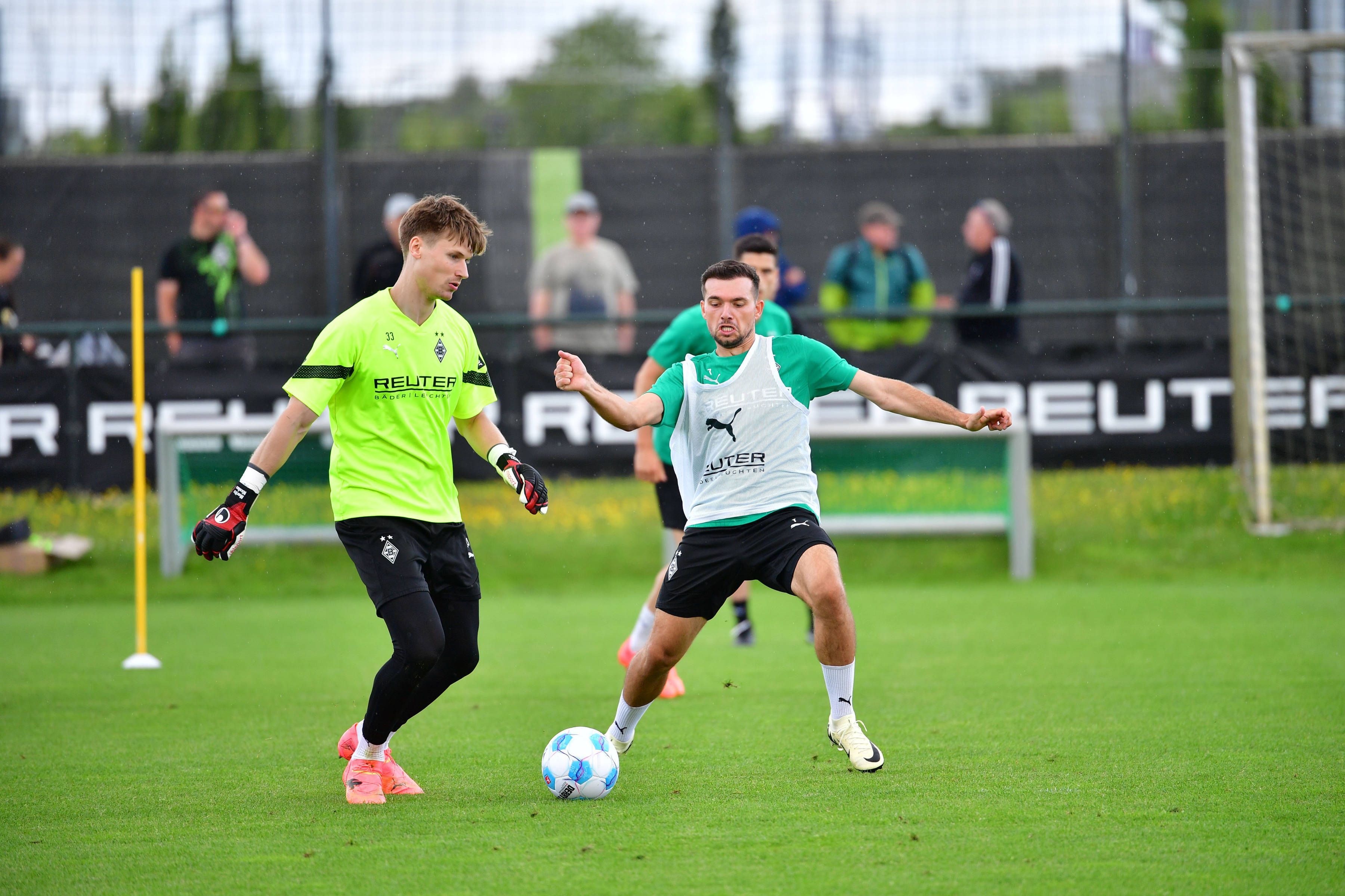 Moritz Nicolas und Kevin Stöger kämpfen im Training um den Ball.