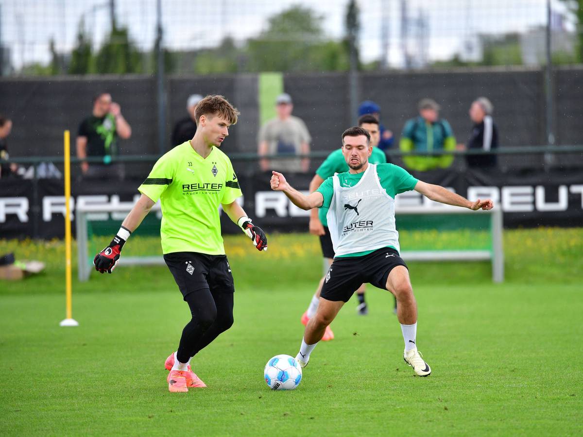 Moritz Nicolas und Kevin Stöger kämpfen im Training um den Ball.