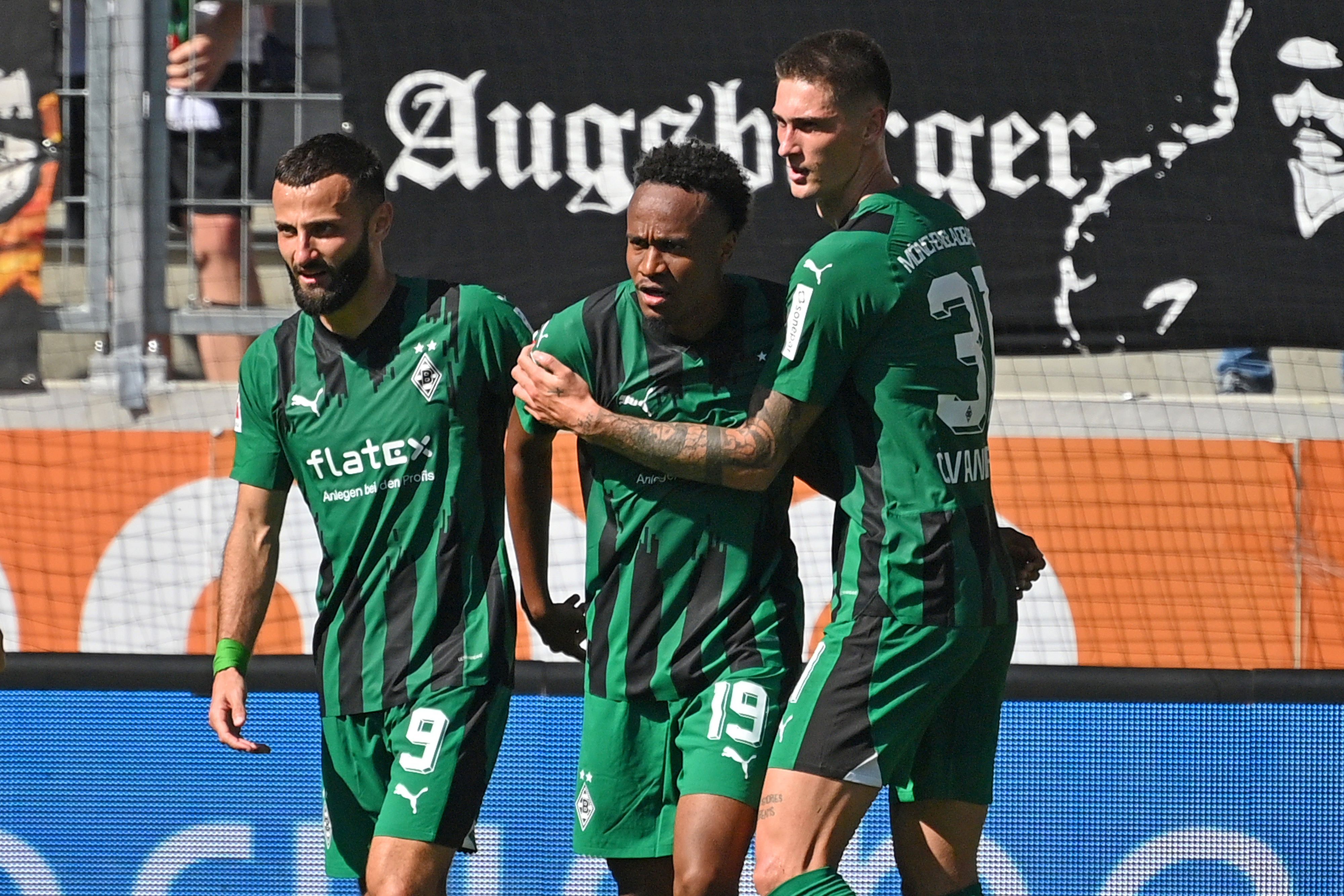 Franck Honorat, Nathan Ngoumou und Tomas Cvancara bejubeln ein Tor.