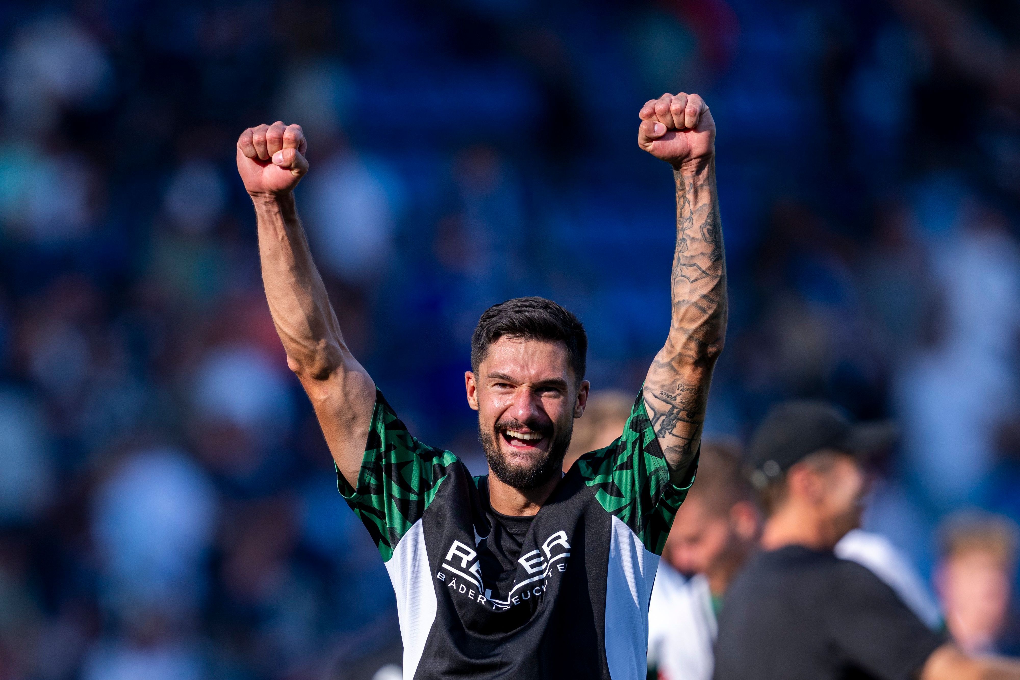 Borussia Mönchengladbachs Tim Kleindienst jubelt in Bochum nach dem Schlusspfiff und reckt die Fäuste in die Höhe.