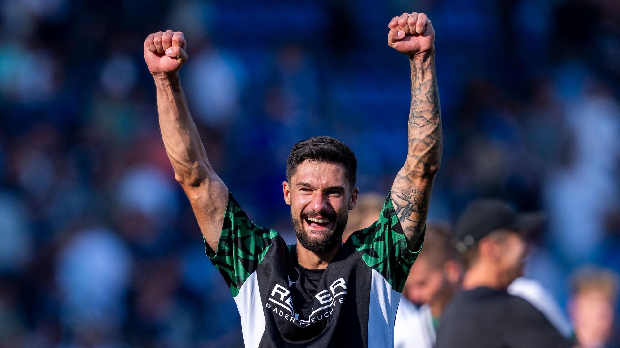 Borussia Mönchengladbachs Tim Kleindienst jubelt in Bochum nach dem Schlusspfiff und reckt die Fäuste in die Höhe.