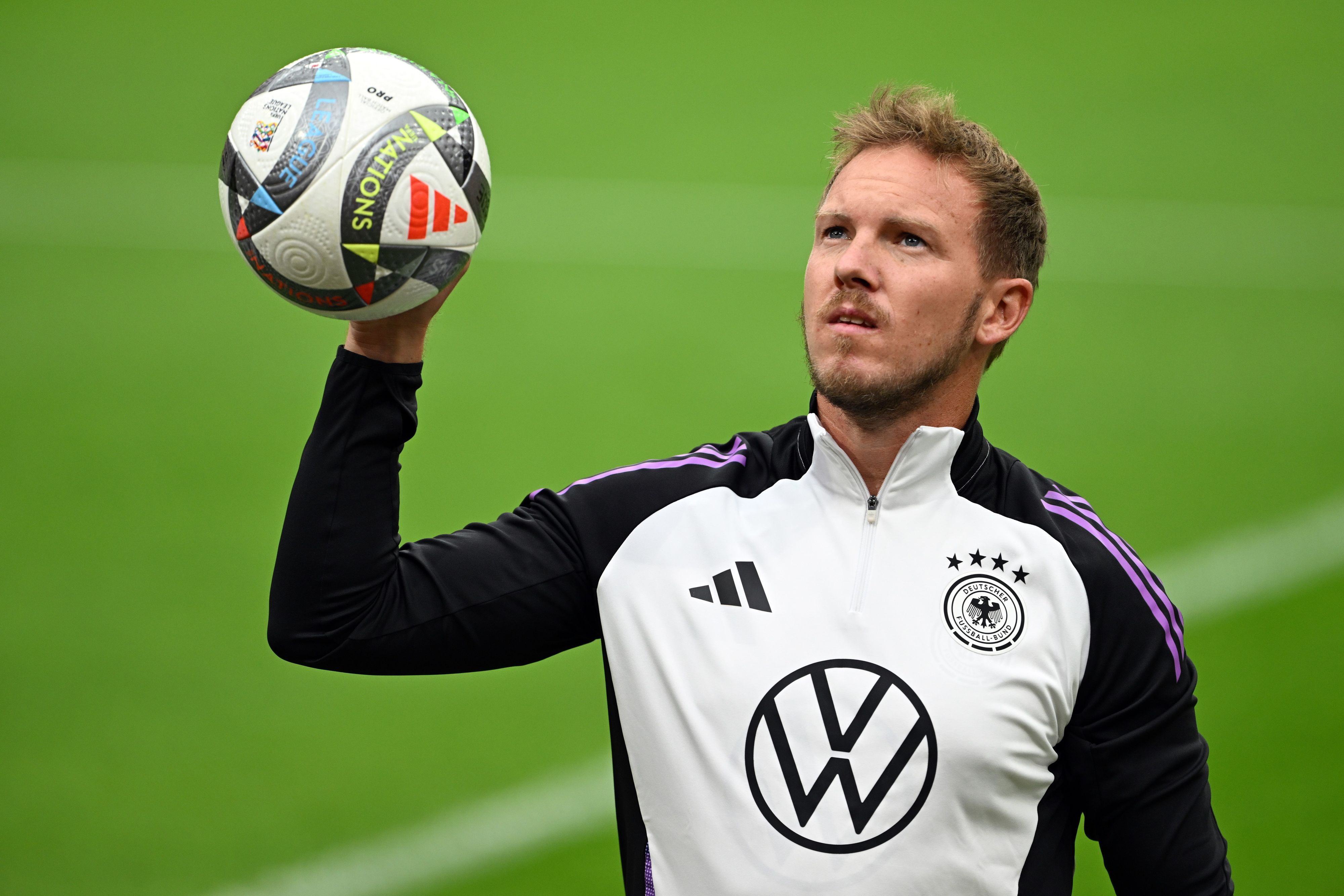 Deutschlands Bundestrainer Julian Nagelsmann hält beim Training einen Ball in der rechten Hand.