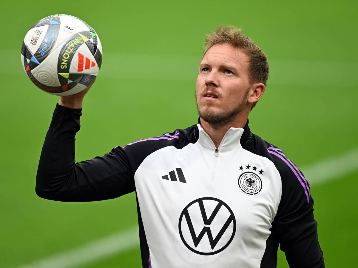 Deutschlands Bundestrainer Julian Nagelsmann hält beim Training einen Ball in der rechten Hand.