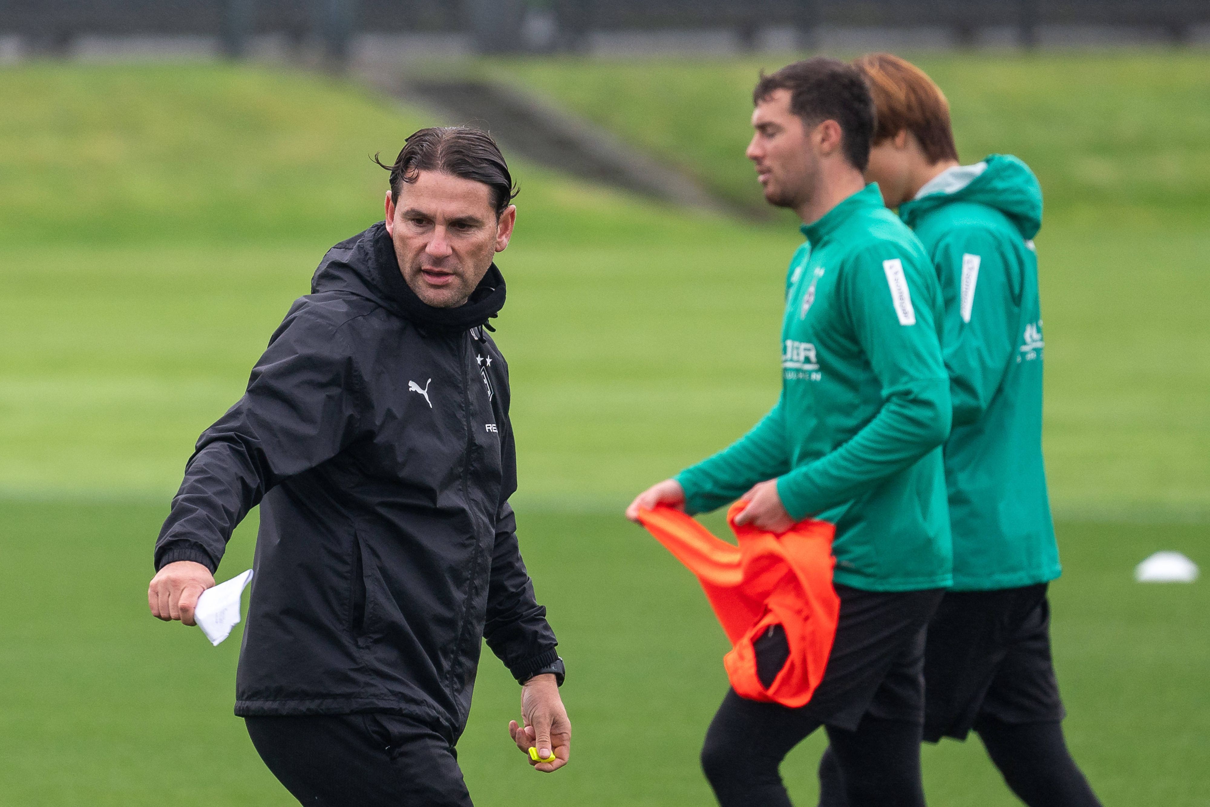 Borussia Mönchengladbachs Trainer Gerardo Seoane gibt seinen Spielern im Training Anweisungen.
