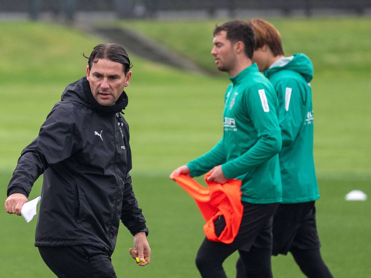 Borussia Mönchengladbachs Trainer Gerardo Seoane gibt seinen Spielern im Training Anweisungen.