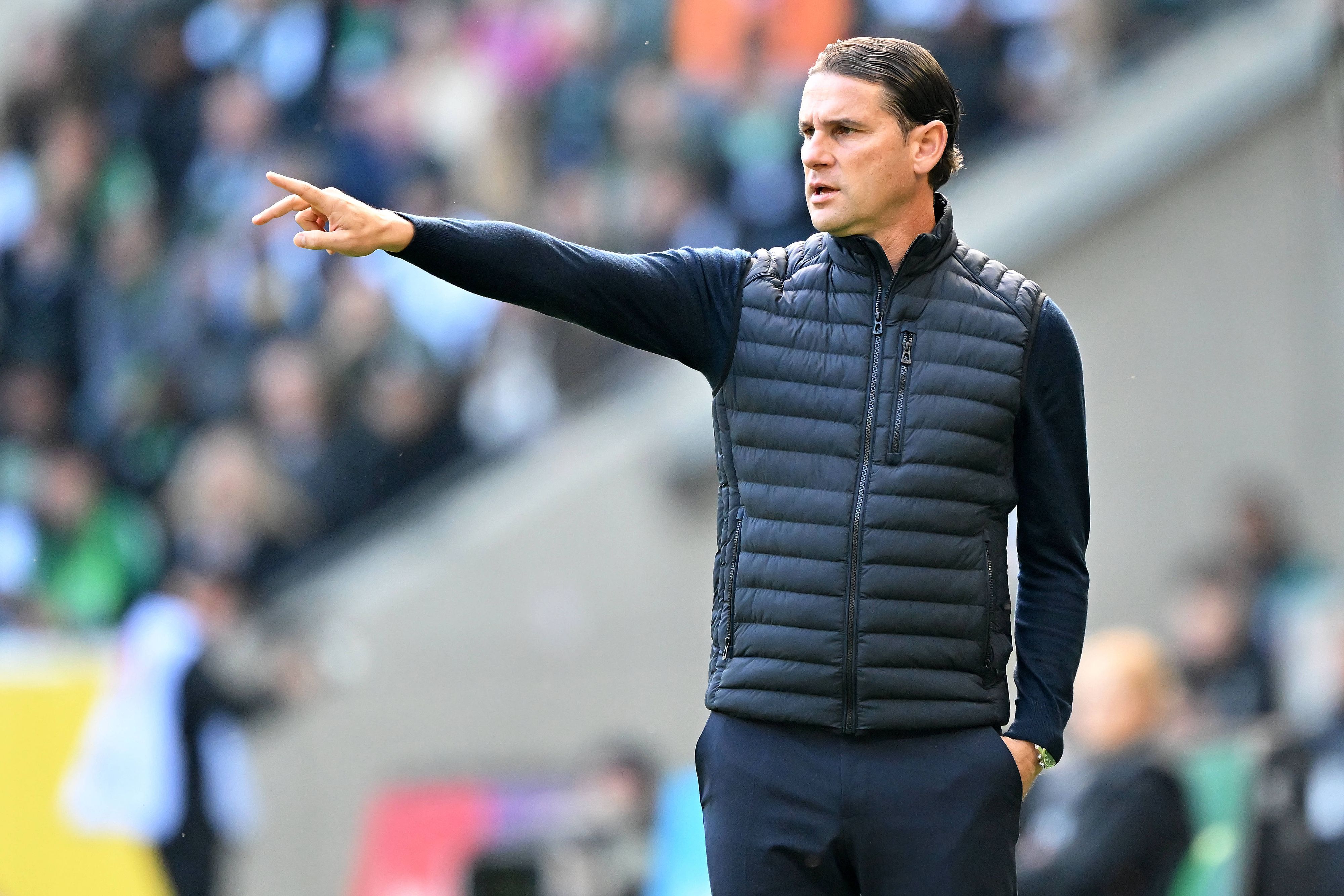 Gerardo Seoane zeigt während eines Bundesliga-Spiels etwas an.
