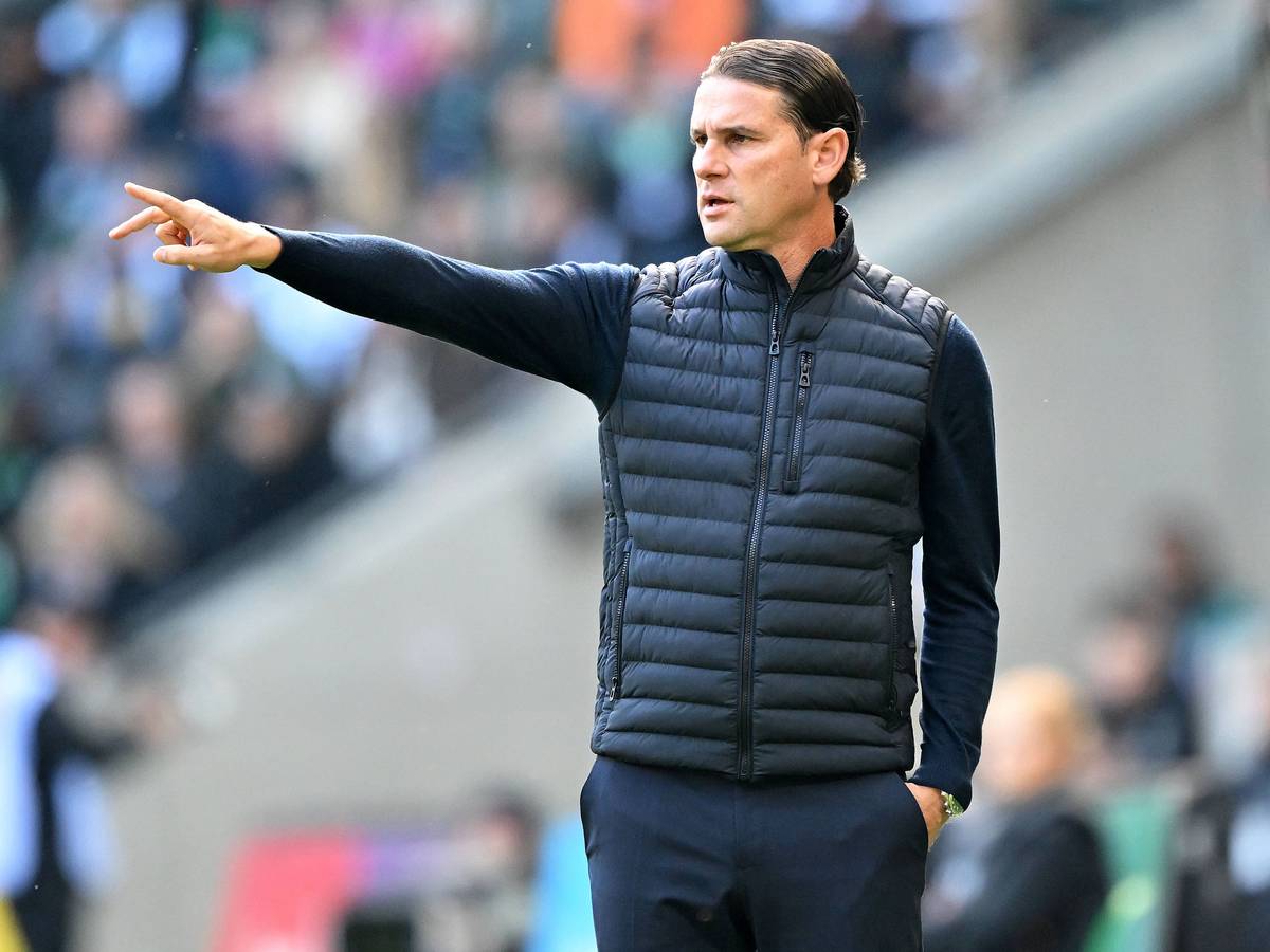 Gerardo Seoane zeigt während eines Bundesliga-Spiels etwas an.