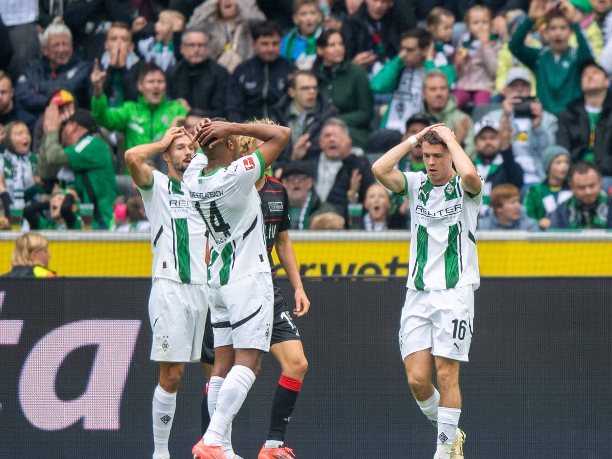 Spieler von Borussia Mönchengladbach sind frustriert und schlagen die Hände über den Kopf.