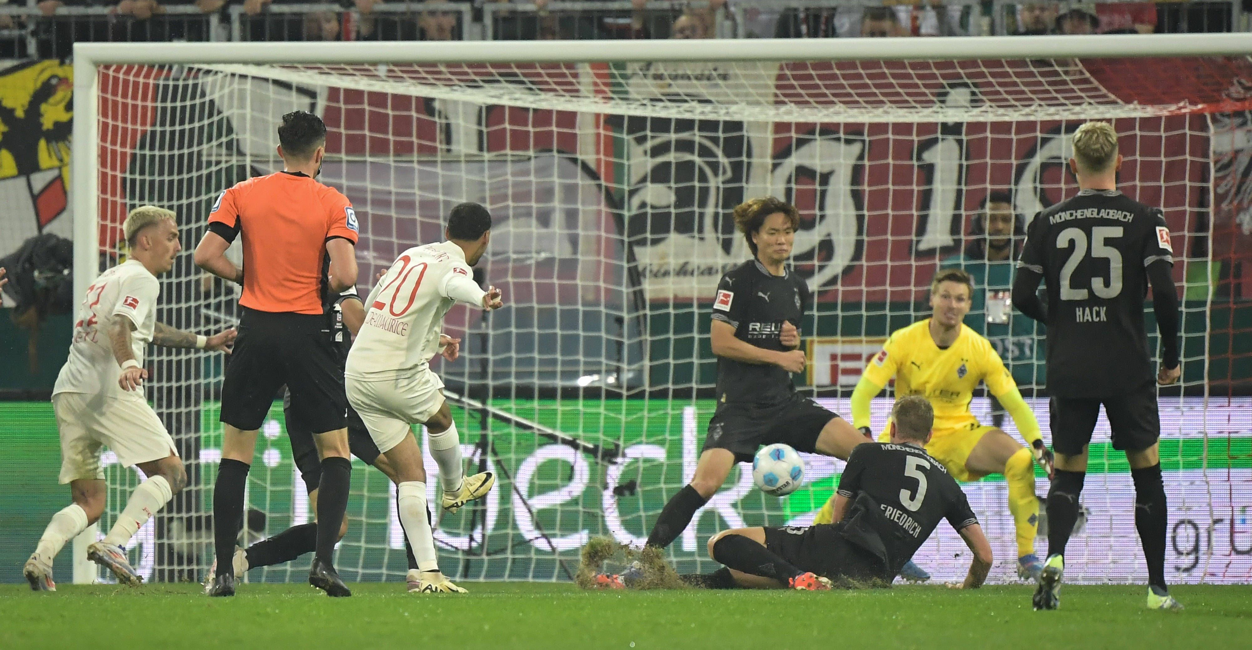 Alexis Claude-Maurice trifft zum 2:0 von Augsburg gegen Borussia Mönchengladbach.