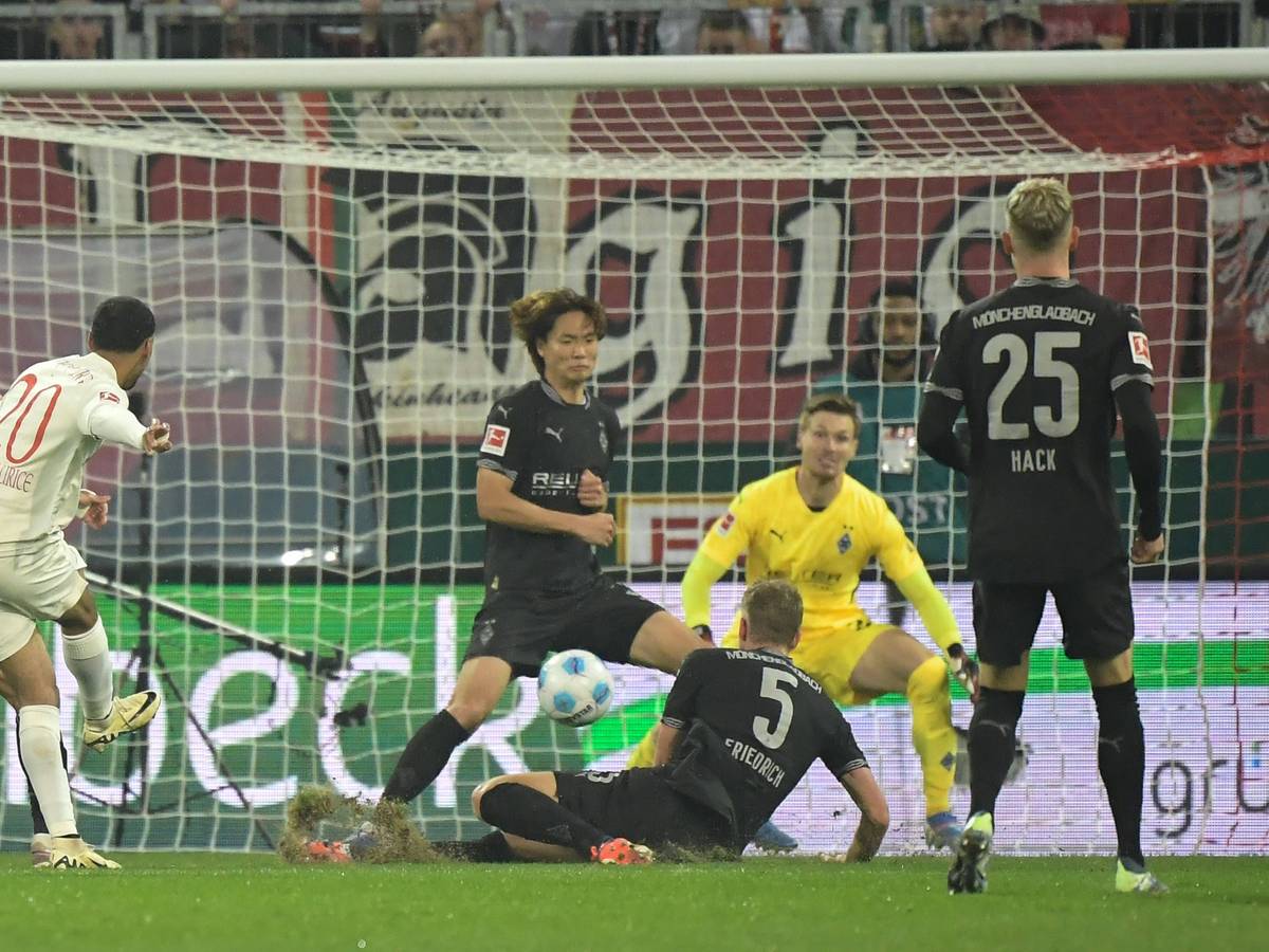 Alexis Claude-Maurice trifft zum 2:0 von Augsburg gegen Borussia Mönchengladbach.
