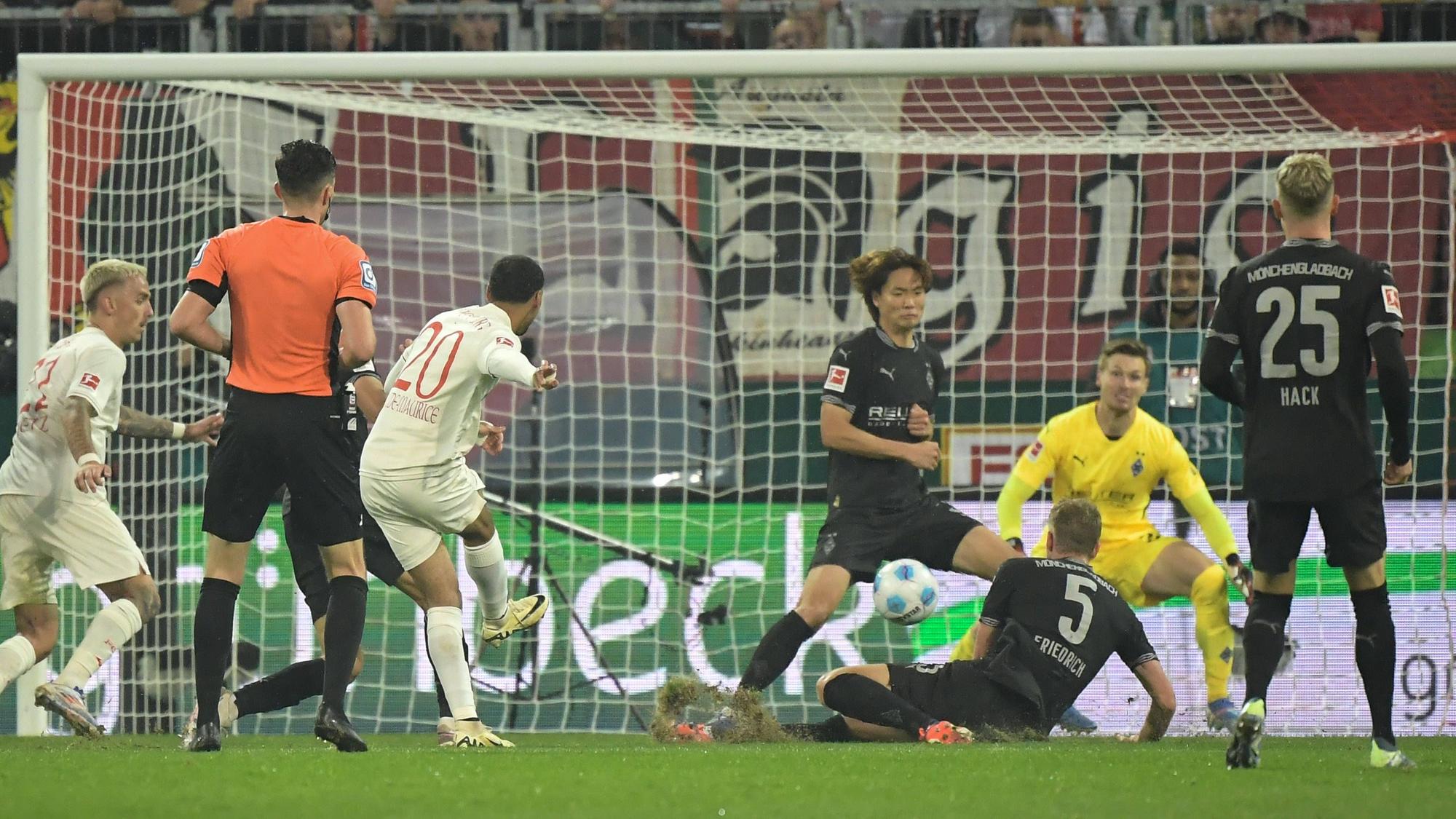 Alexis Claude-Maurice trifft zum 2:0 von Augsburg gegen Borussia Mönchengladbach.
