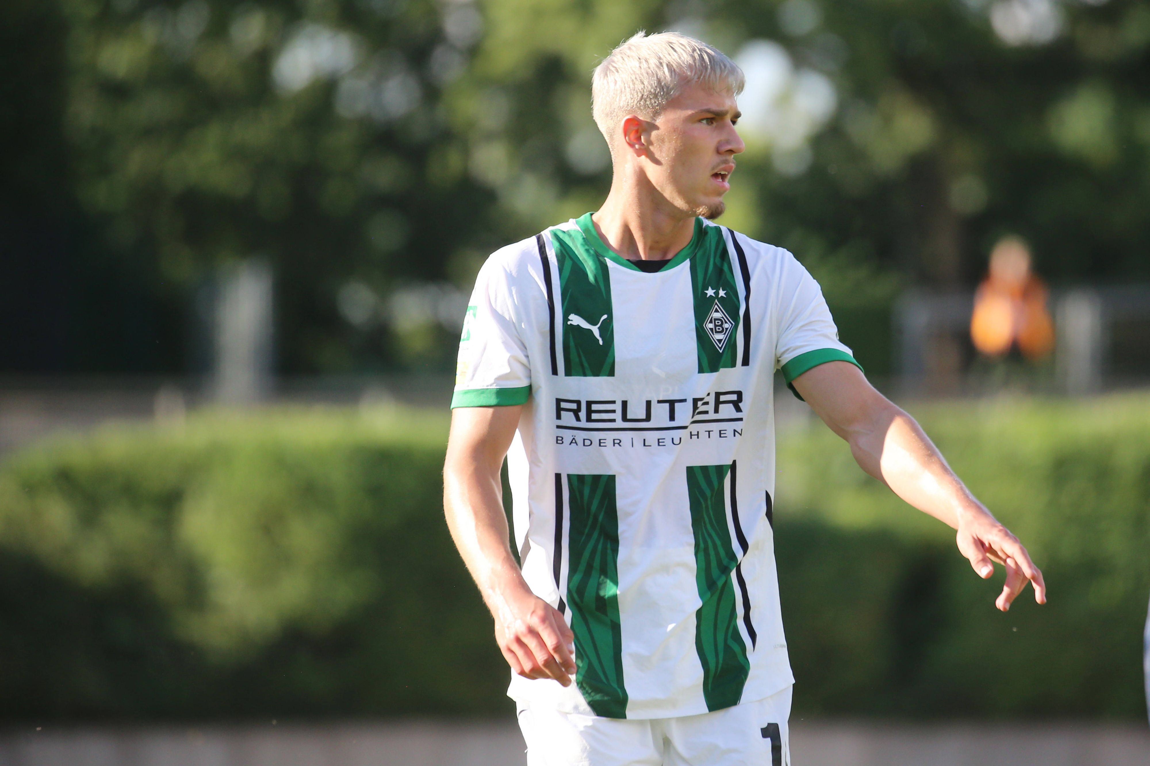 Noah Pesch im Trikot von Borussia Mönchengladbach.