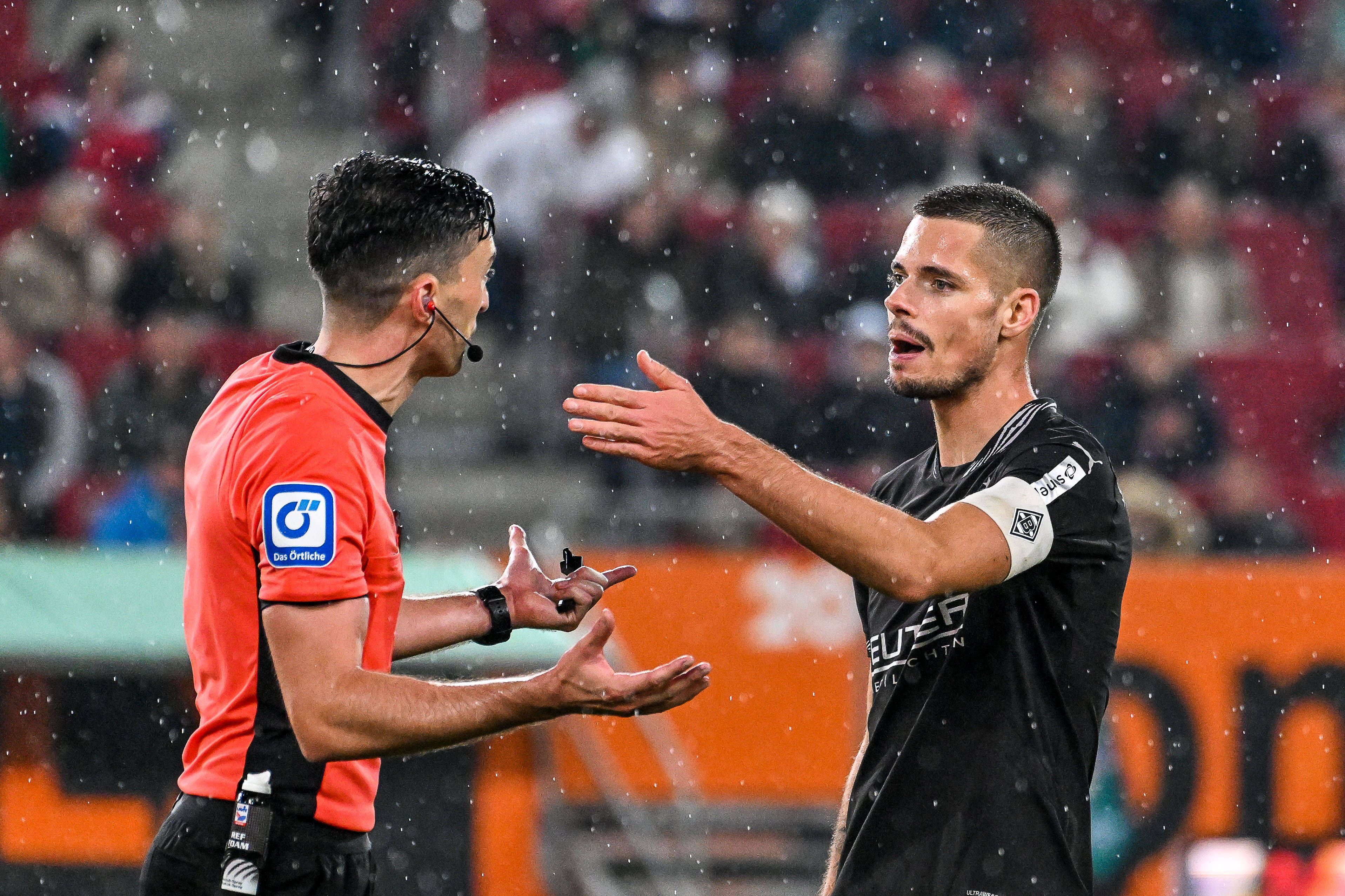Julian Weigl im Gespräch mit dem Schiedsrichter.
