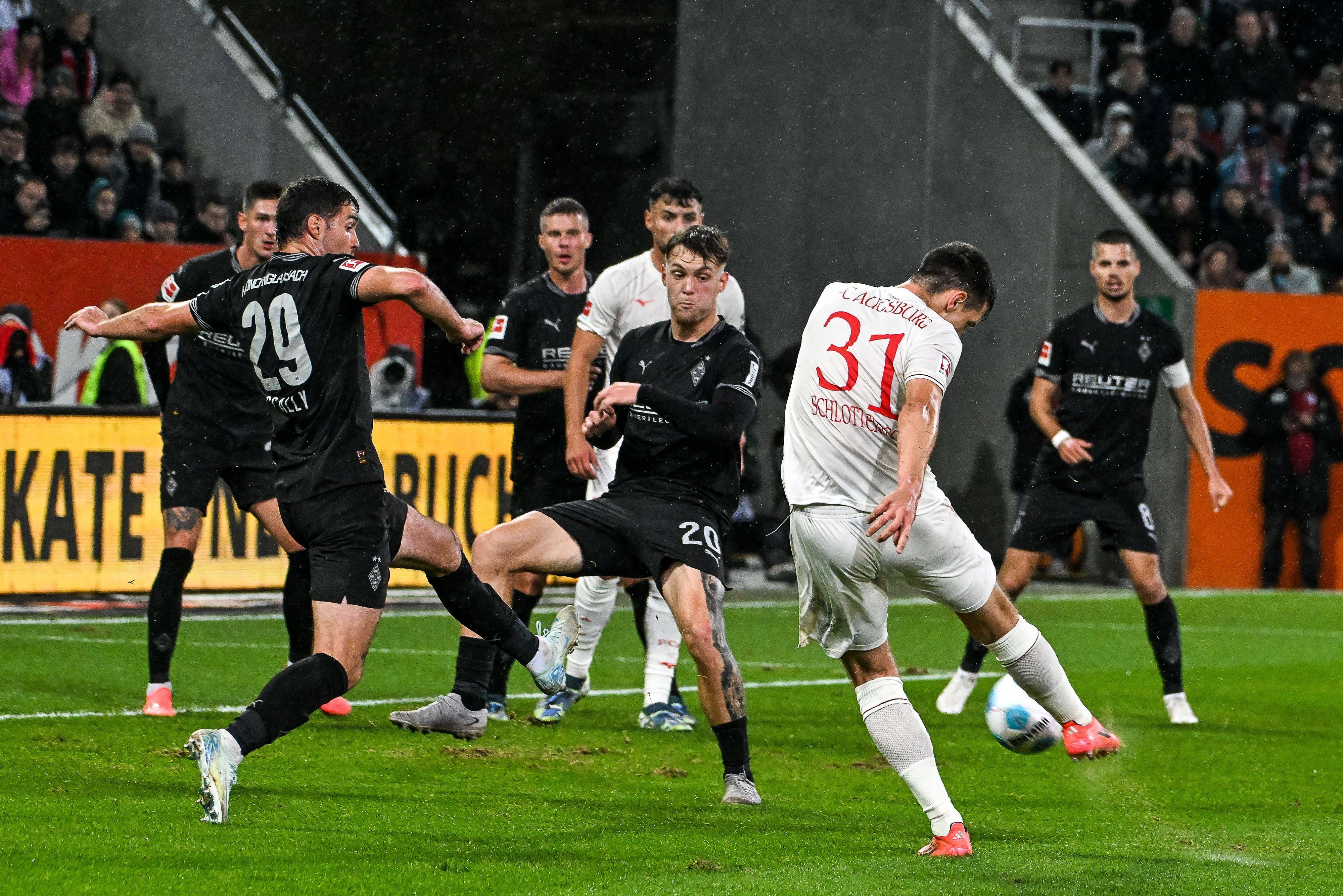 Luca Netz und Joe Scally können ein Gegentor gegen den FC Augsburg nicht verhindern.