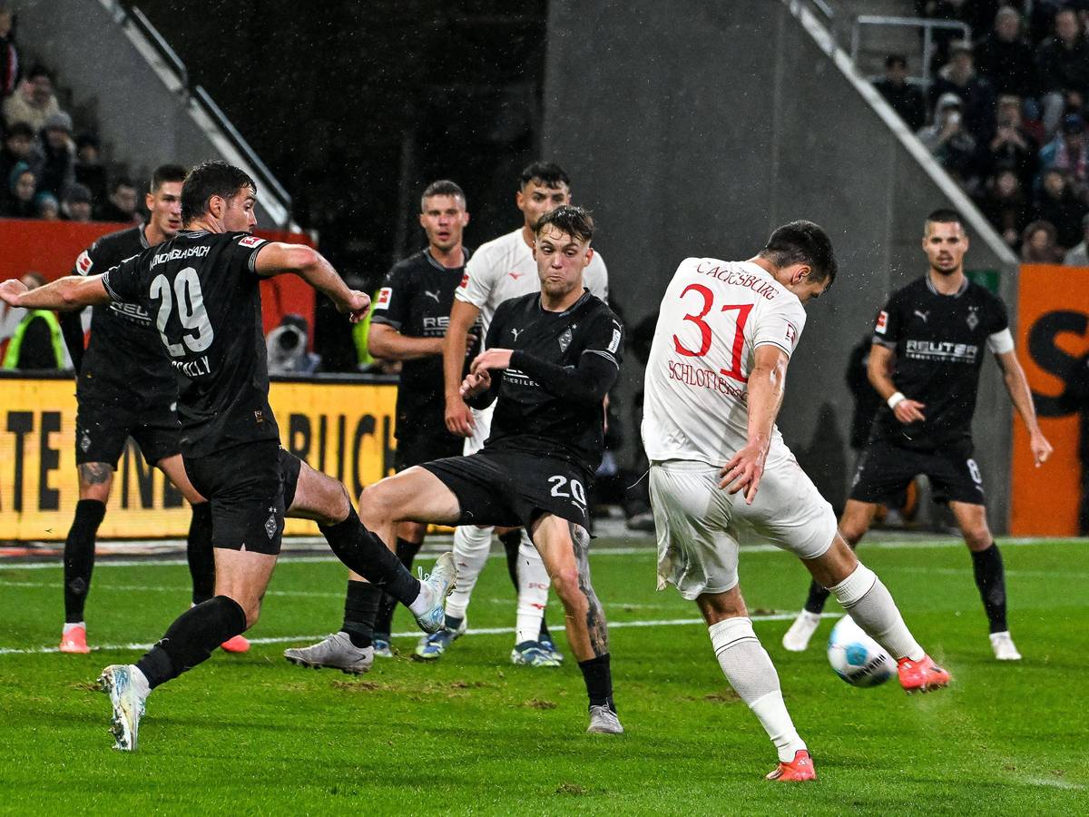 Luca Netz und Joe Scally können ein Gegentor gegen den FC Augsburg nicht verhindern.