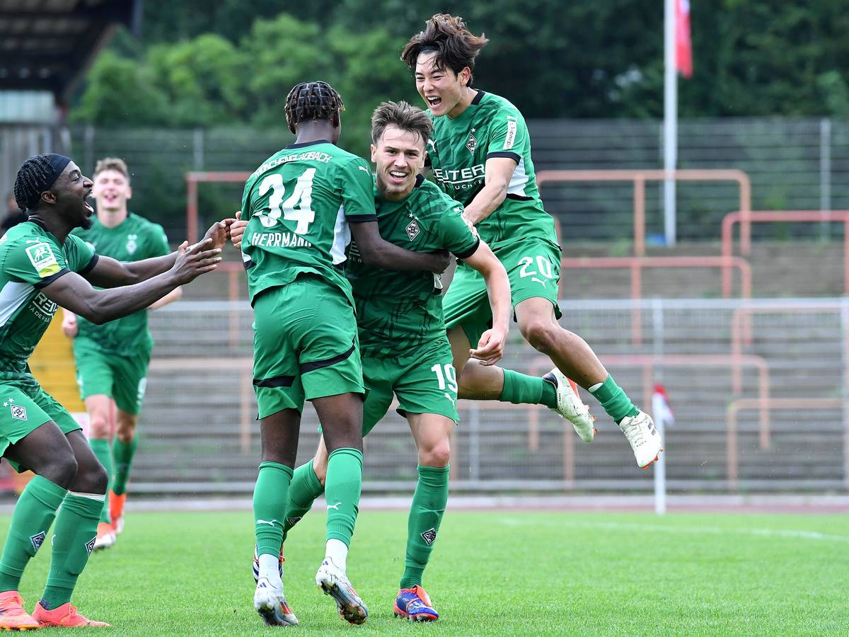 Spieler der U23 von Borussia Mönchengladbach bejubeln einen Treffer.