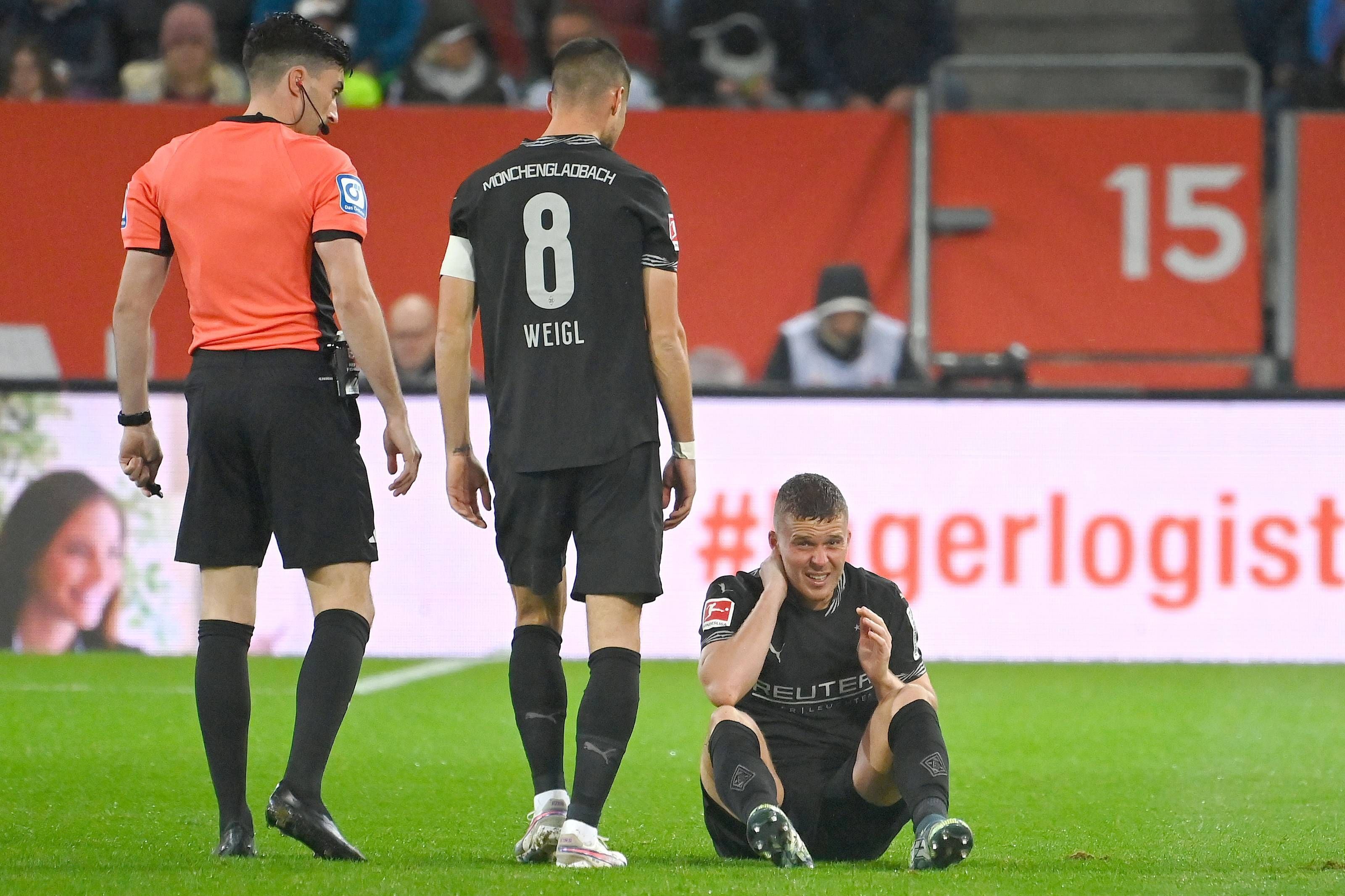 Nico Elvedi liegt verletzt auf dem Boden.